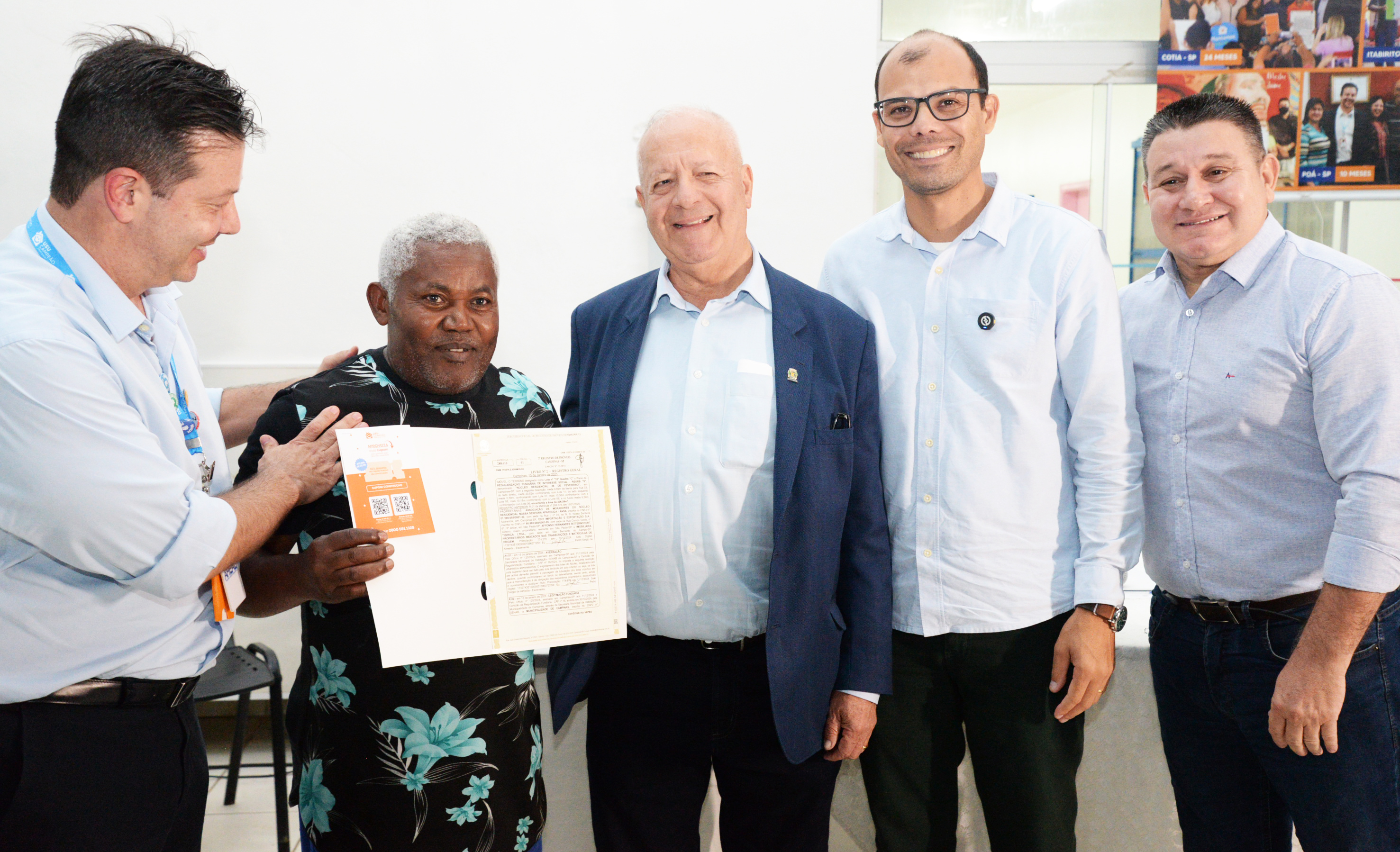 Presidente e diretores da Cohab entregam documento a morador