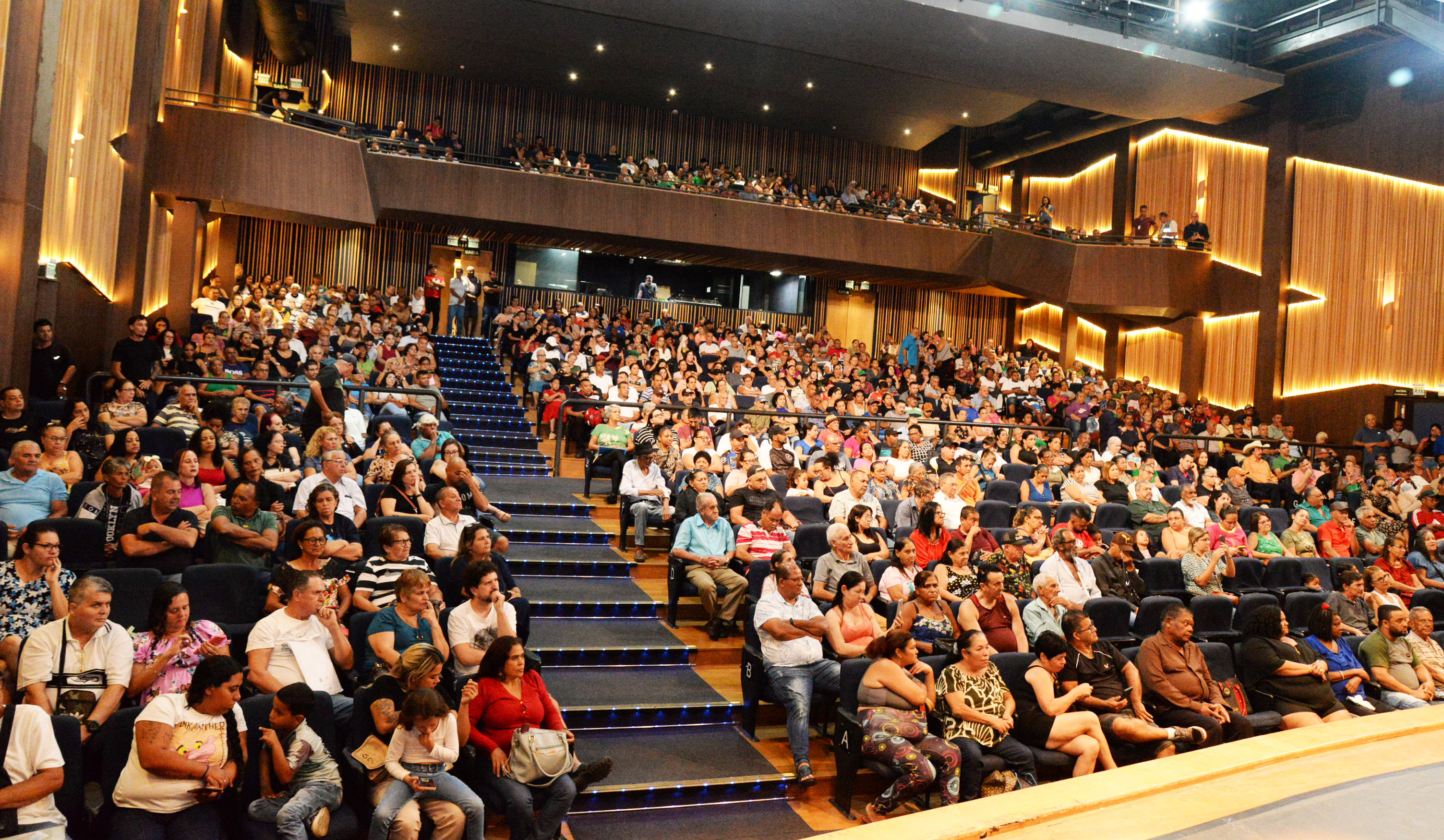 Teatro lotado para a cerimônia de entrega dos títulos