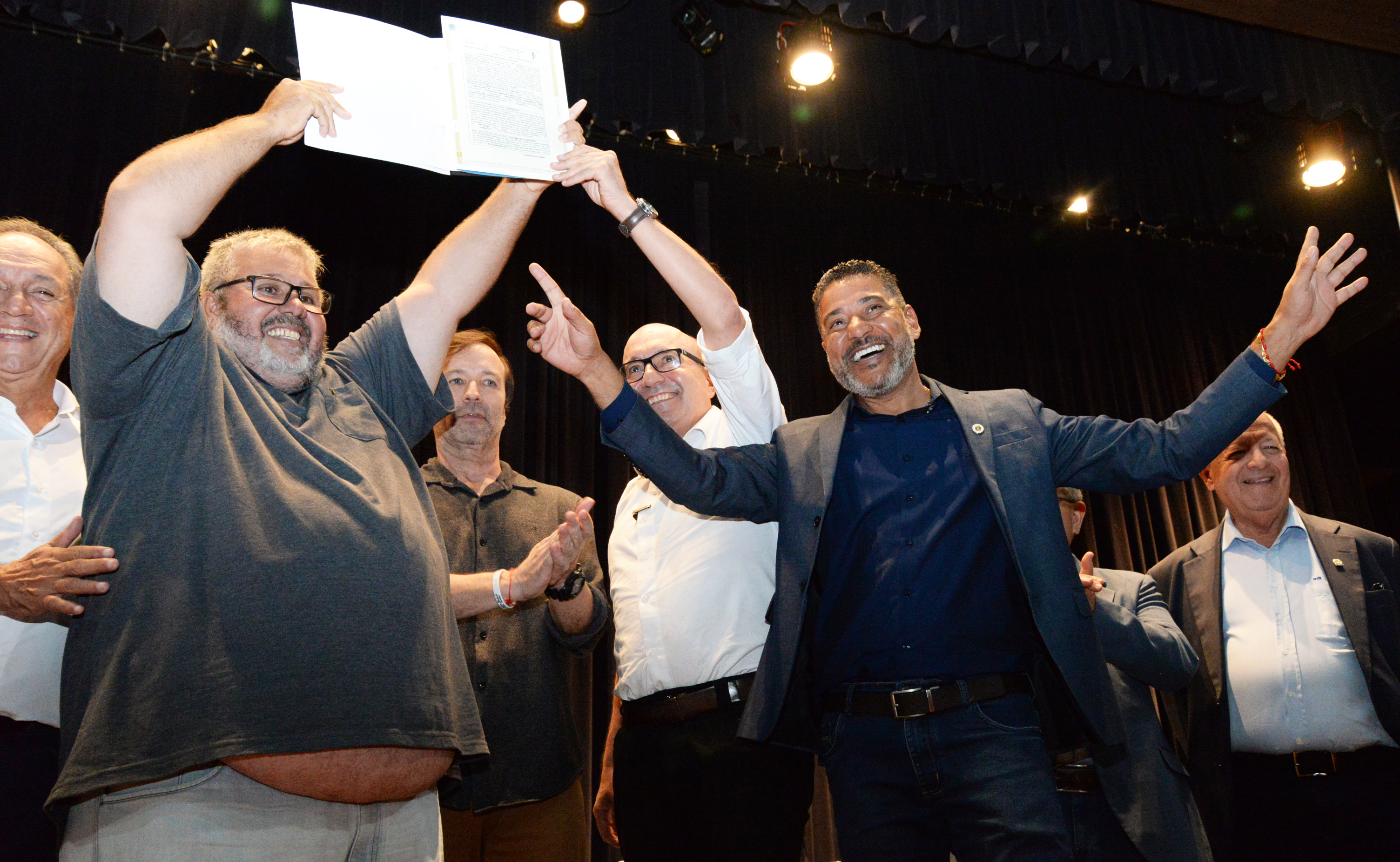 Morador comemora posse do documento