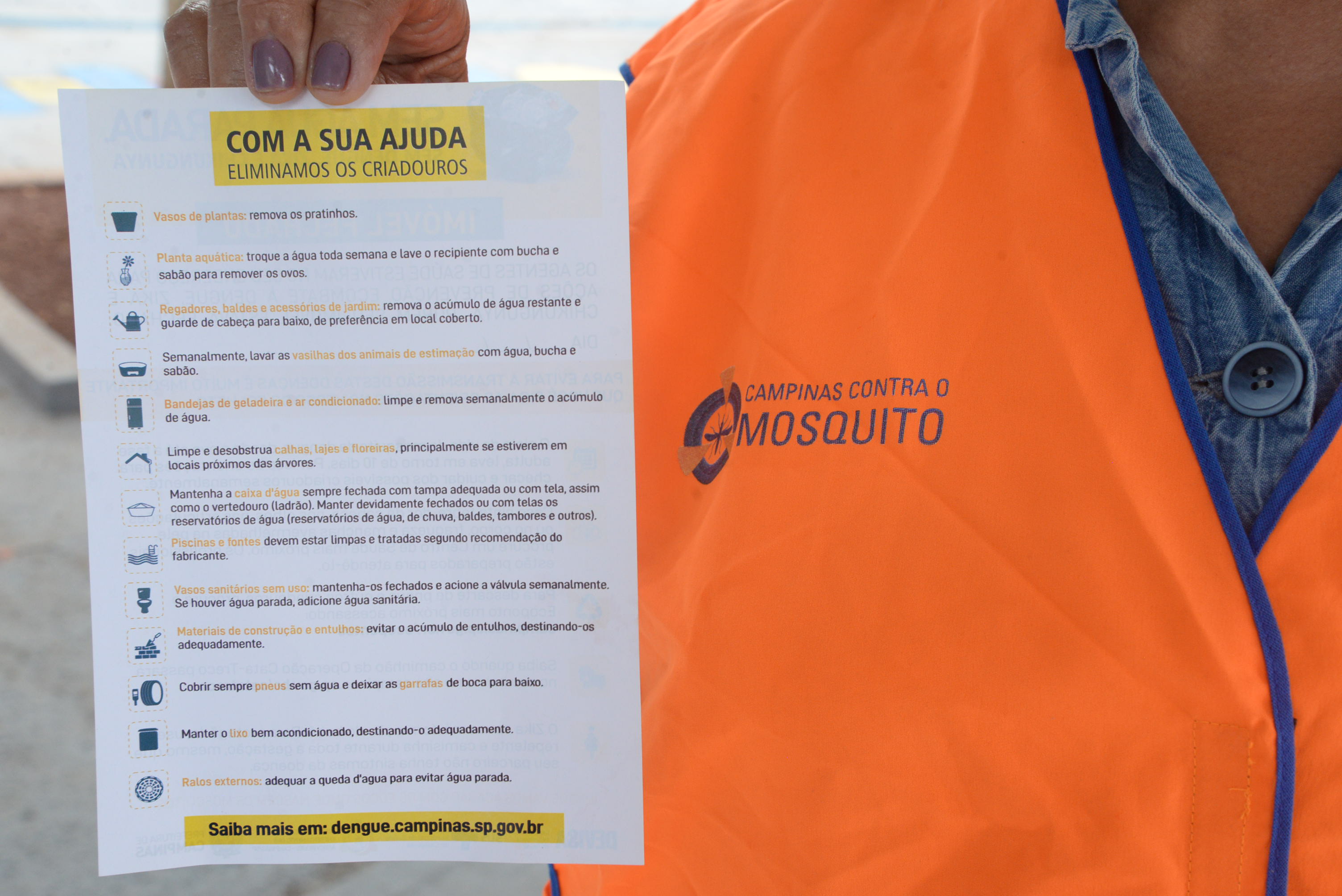 Objetivo é estimular que a população verifique, com frequência, se há criadouros em casa; e orientar sobre o combate ao mosquito Aedes aegypti, vetor da doença