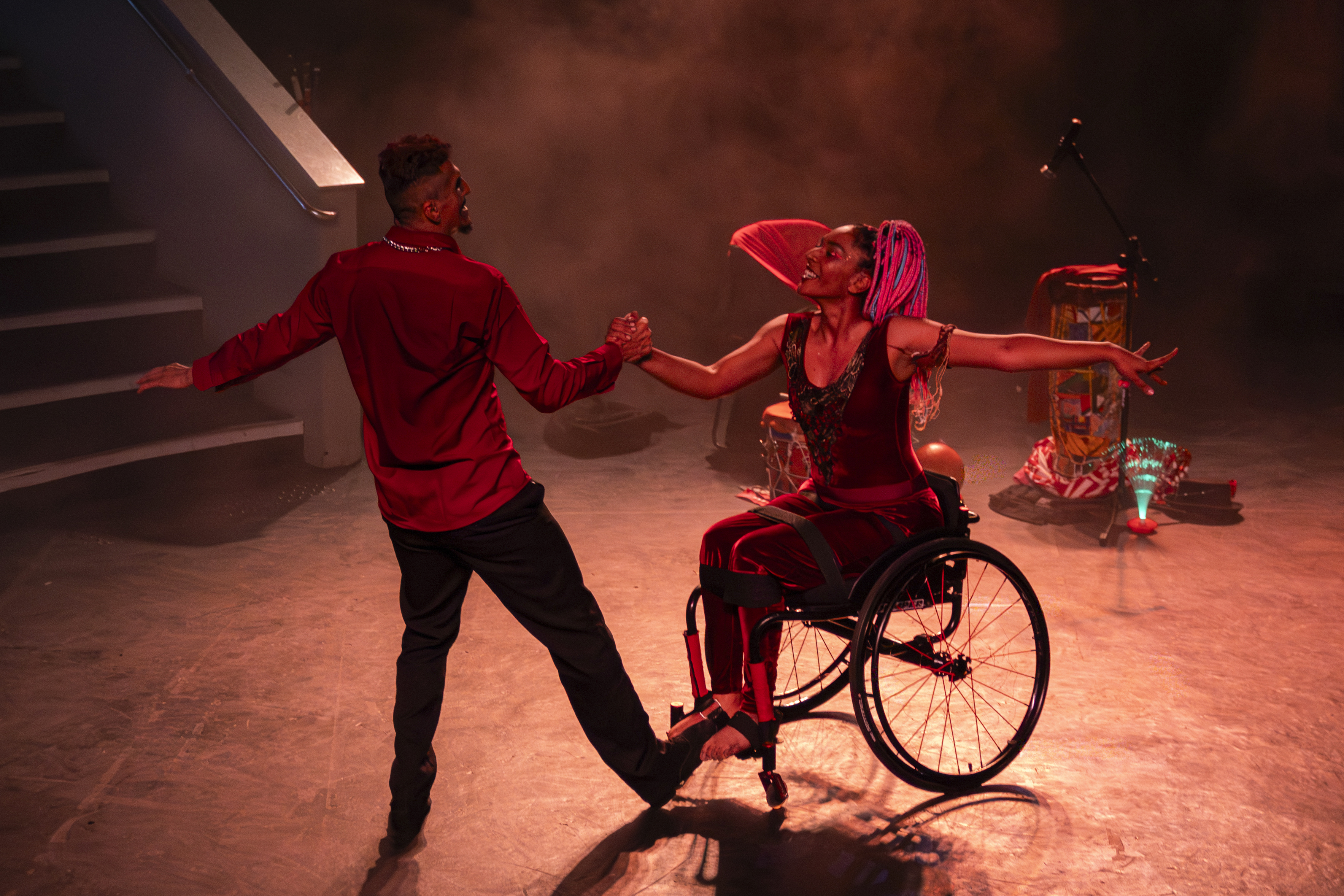 Os bailarinos transitam entre técnicas de dança em cadeira de rodas e danças negras