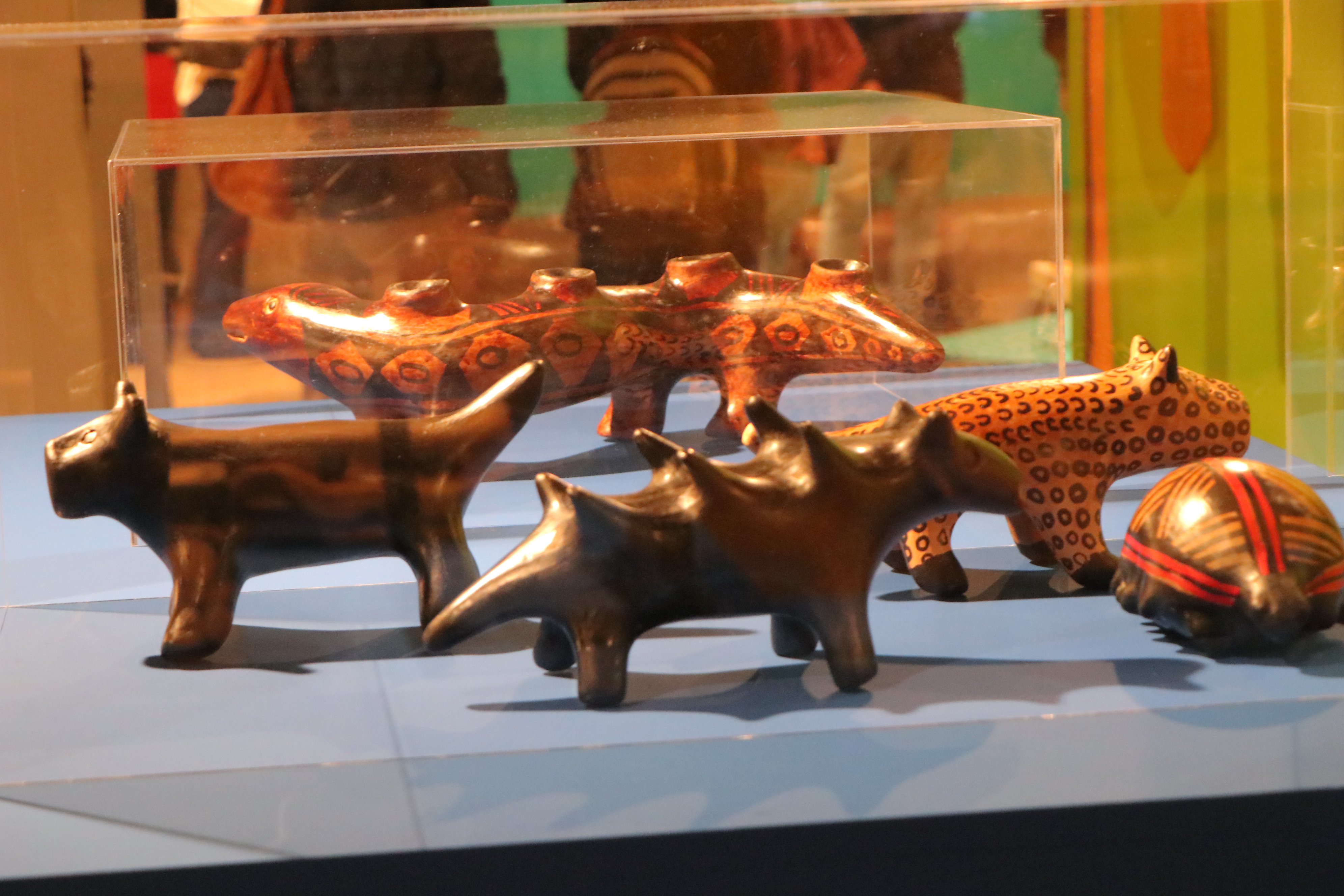 Na galeria do Centro de Convivência, os participantes poderão apreciar a exposição Bancos Indígenas do Brasil - Rituais