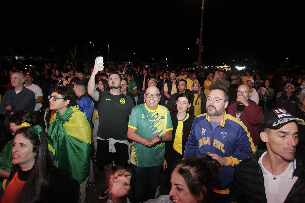 O prefeito Dário Saadi assistiu à partida no meio da torcida na Arena do Torcedor