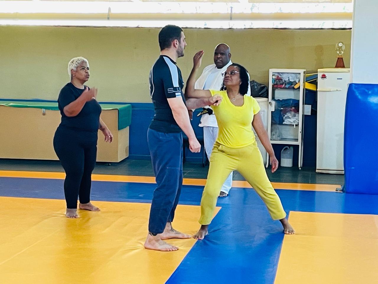 Mulheres participam de aula de defesa pessoal no Centro de Treinamento de Lutas