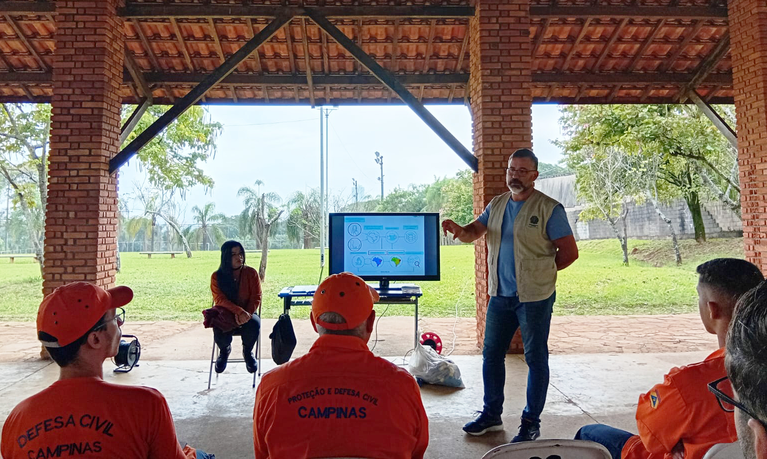Curso abrangeu situações enfrentadas durante atendimentos em campo, especialmente em presença de entulho, áreas de mata, rios e animais silvestres