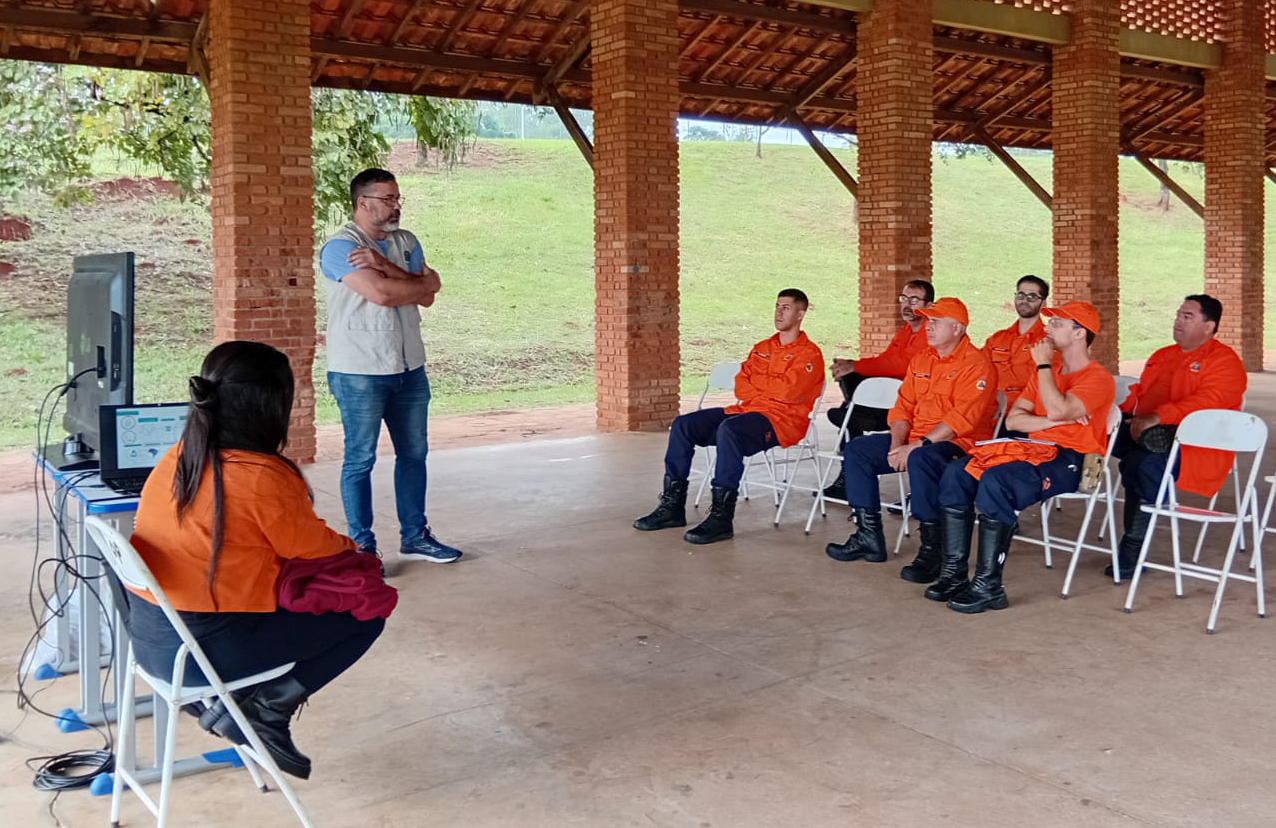 A formação integra o programa de atualização profissional dos agentes da Defesa Civil