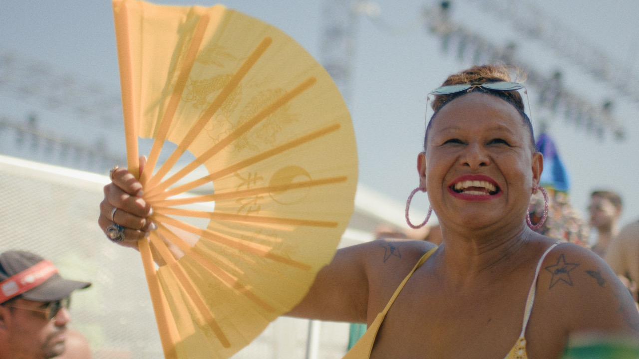 O documentário mostra a vida de Suzy em 2024: trabalhadora do SUS, redutora de danos e expressiva liderança LGBTQIA+ de Campinas