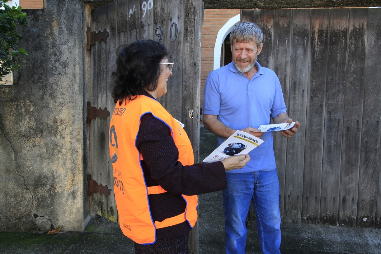 Agente orienta morador sobre como evitar a dengue