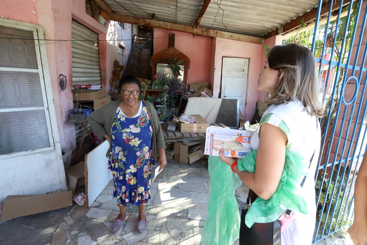 Dona Neusa recebeu orientações da equipe de saúde