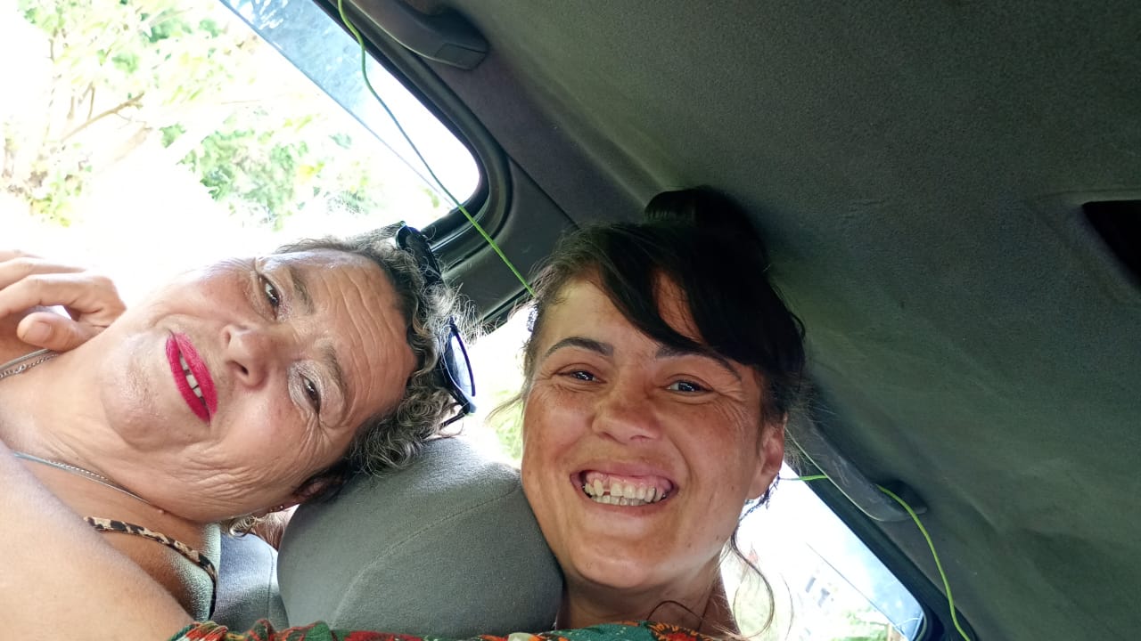 Aline e Diana sorriem e se permitem esperar dias melhores: a foto e a mensagem falam da importância do acolhimento no Centro POP Sares II para unir novamente mãe e filha
