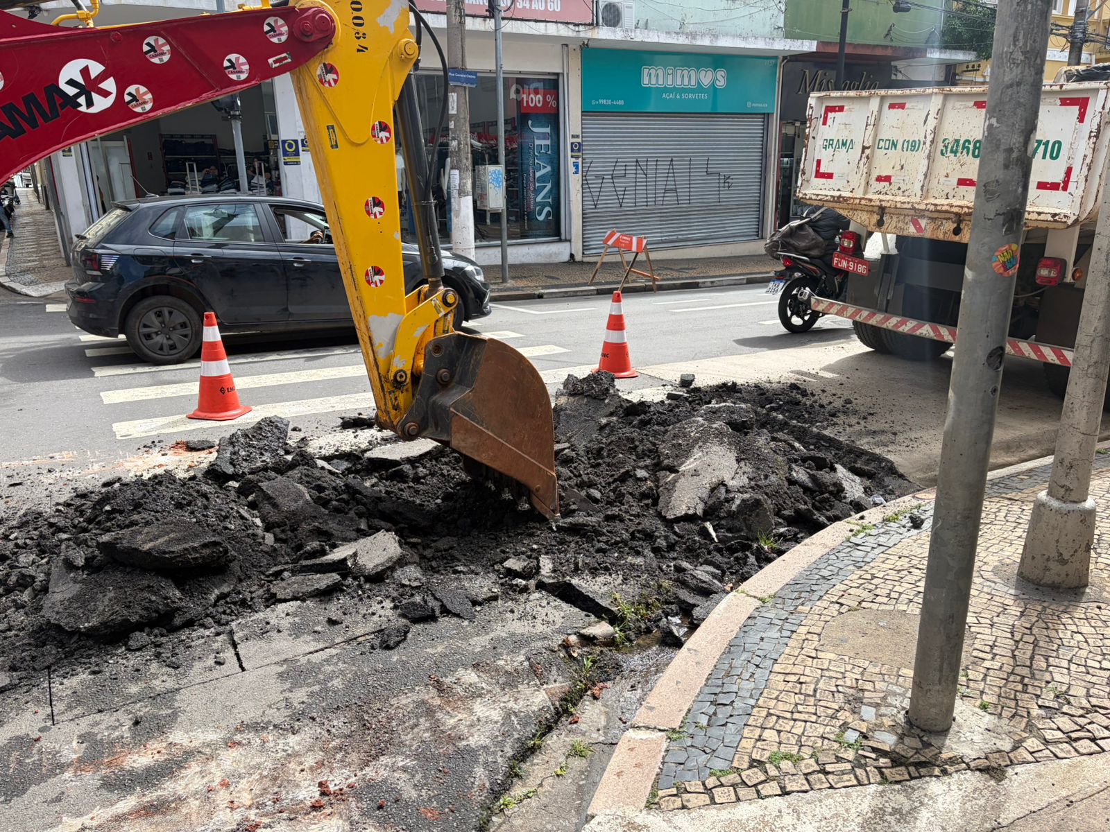 Rua Dr. Quirino recebeu serviços de tapa-buracos