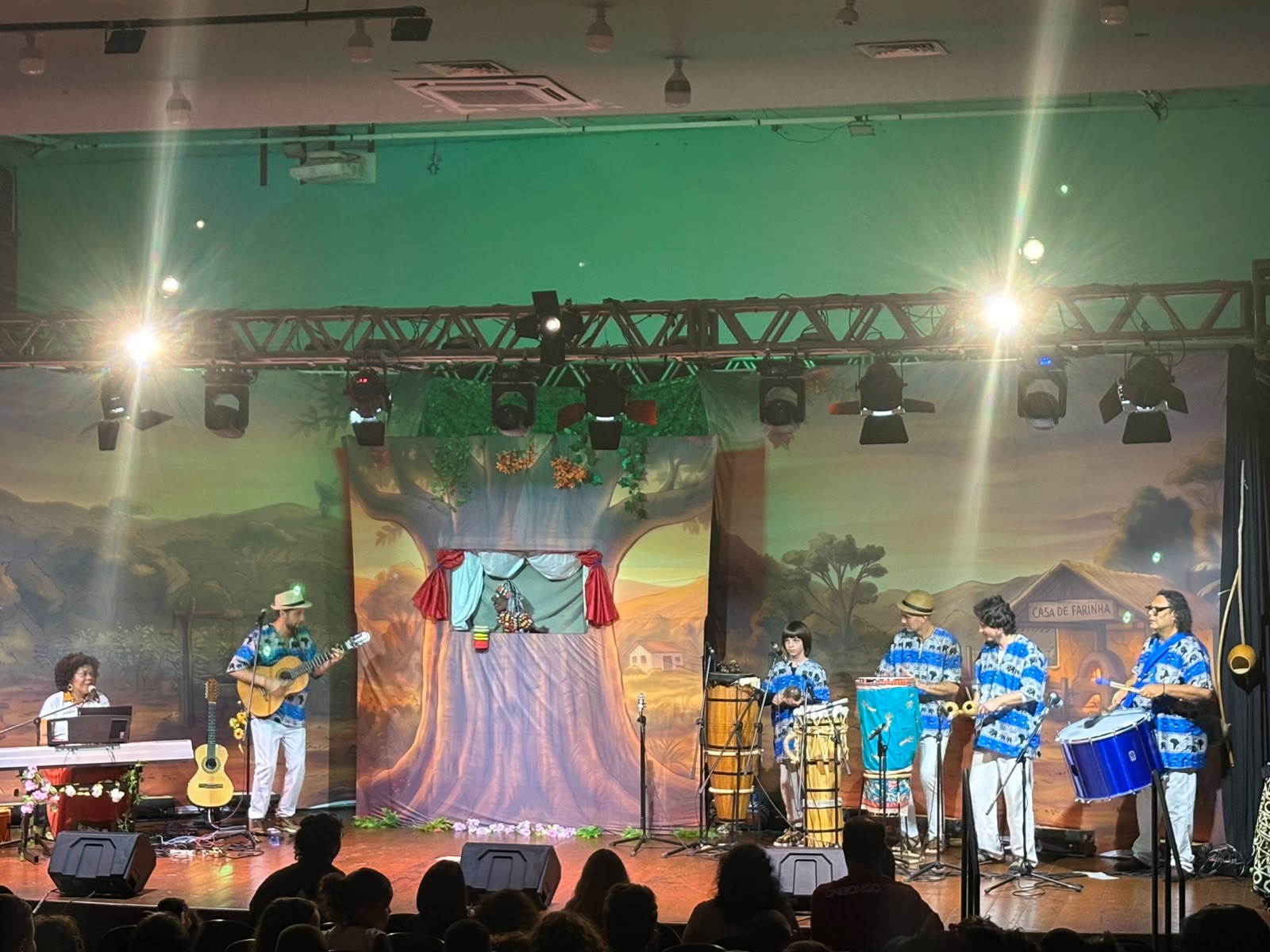 O musical Tamborzinho de Kalunga reuniu mais de 300 estudantes dos primeiros anos do Ensino Fundamental de cinco escolas da rede municipal de ensino, no Teatro Bento Quirino