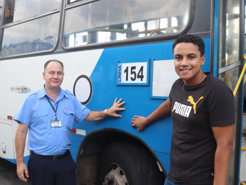 O motorista Valdemir José Bernardes e o estudante Matheus Gabriel: um dos ônibus diários era o da linha 154, no Jardim Santa Lucia para o Centro