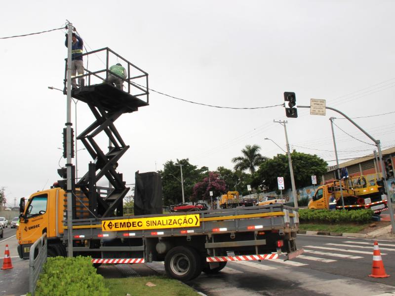 Oito novos semáforos foram instalados em cruzamentos da cidade 