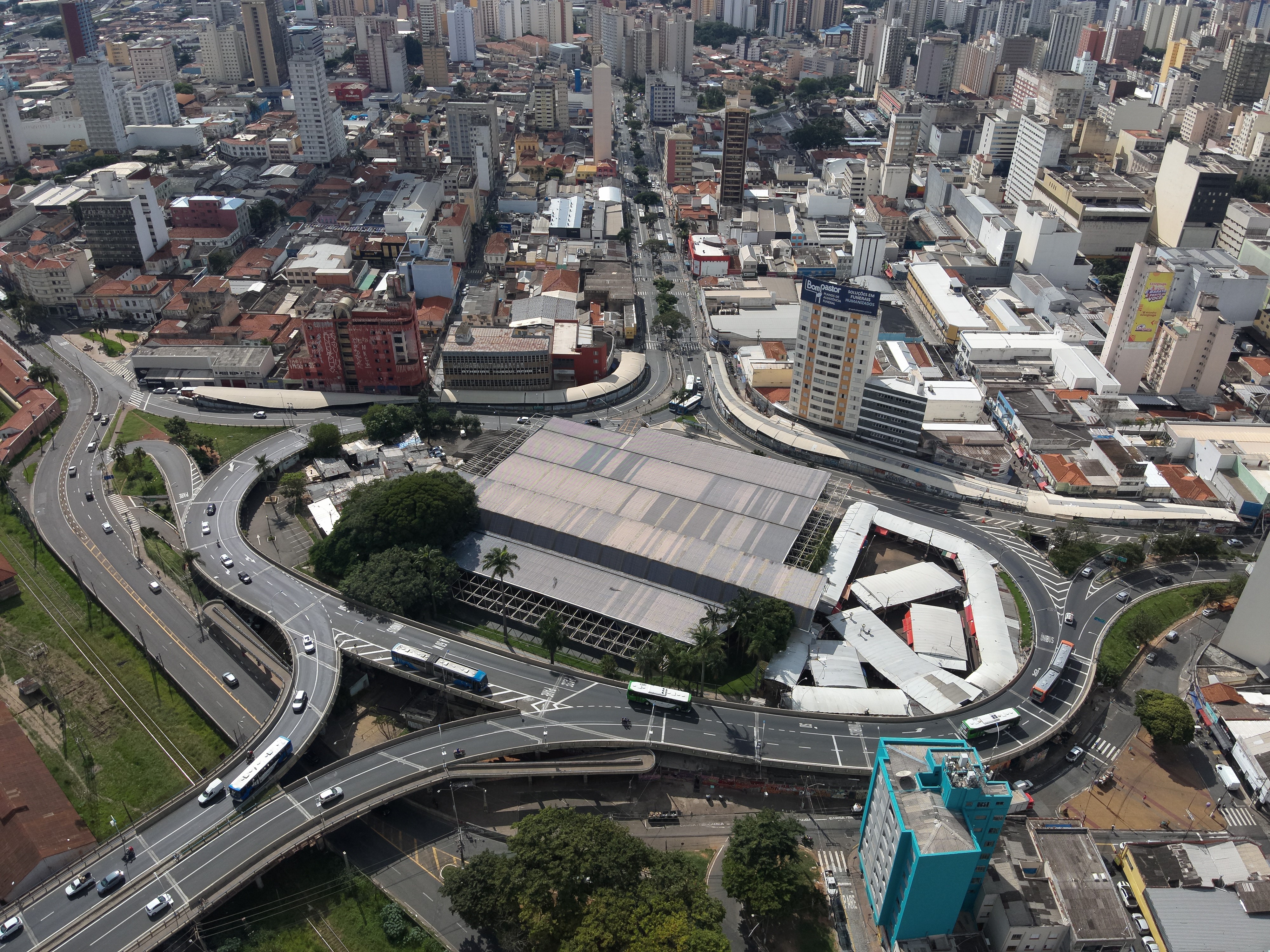 Para esclarecer dúvidas sobre circulação ou em situações de emergência no trânsito, a população pode entrar em contato com o Fale Conosco Emdec pelo telefone 118