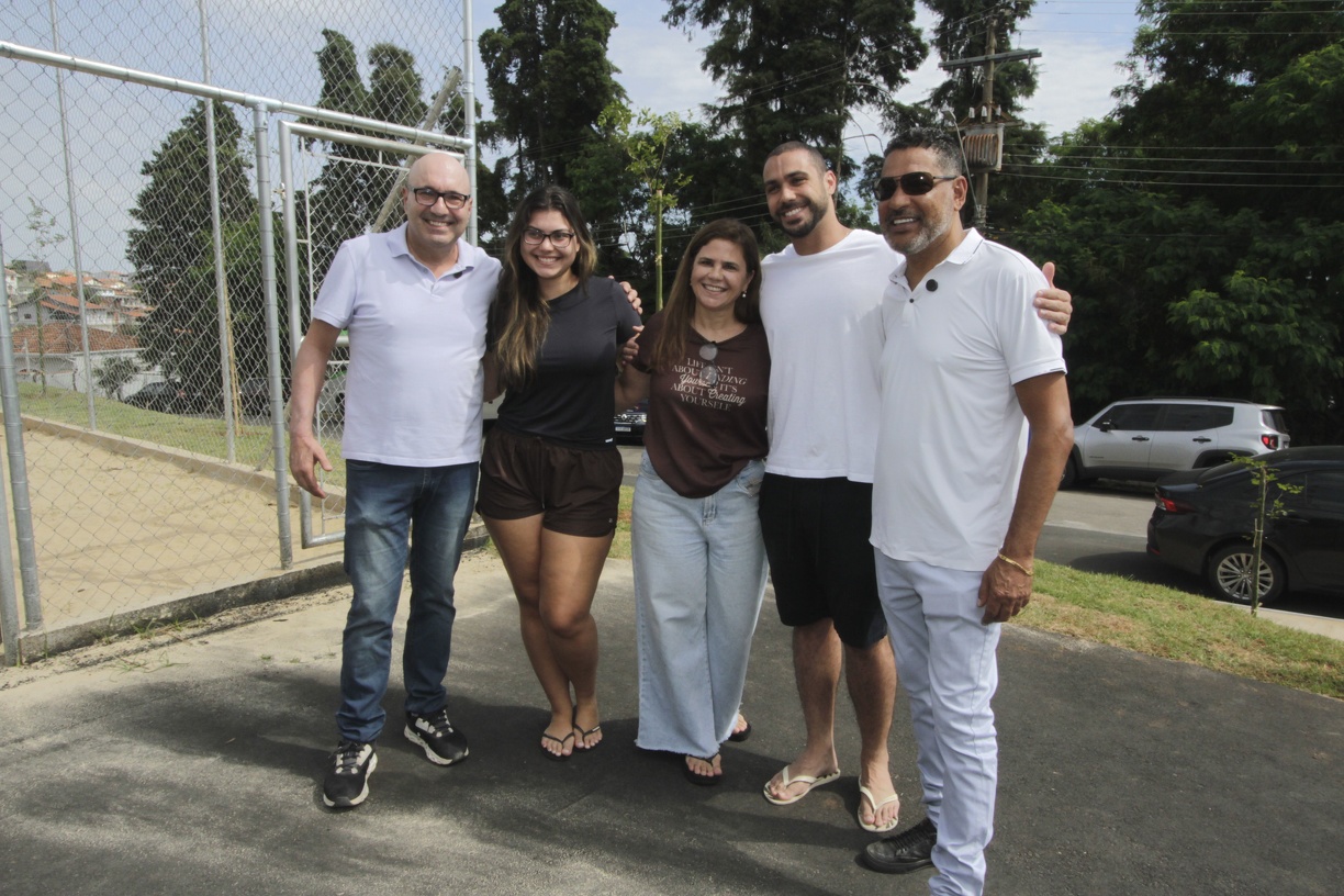 Moradora Sandra, de marrom, prestigiou a inauguração da Praça do Vale 