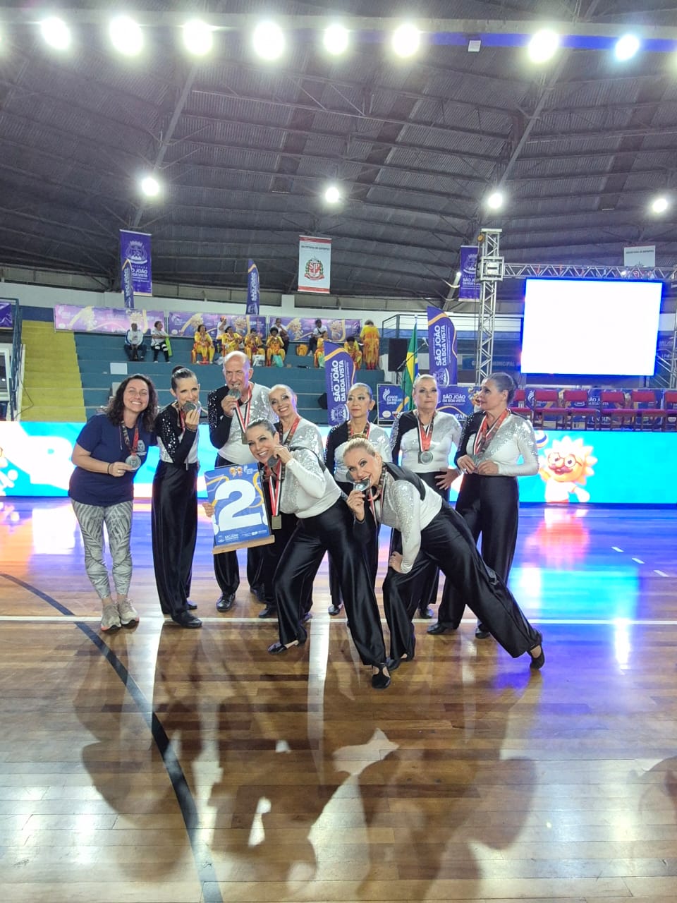 Equipe campineira de coreografia comemora a conquista da medalha de prata na fase estadual dos Jomi em 2025