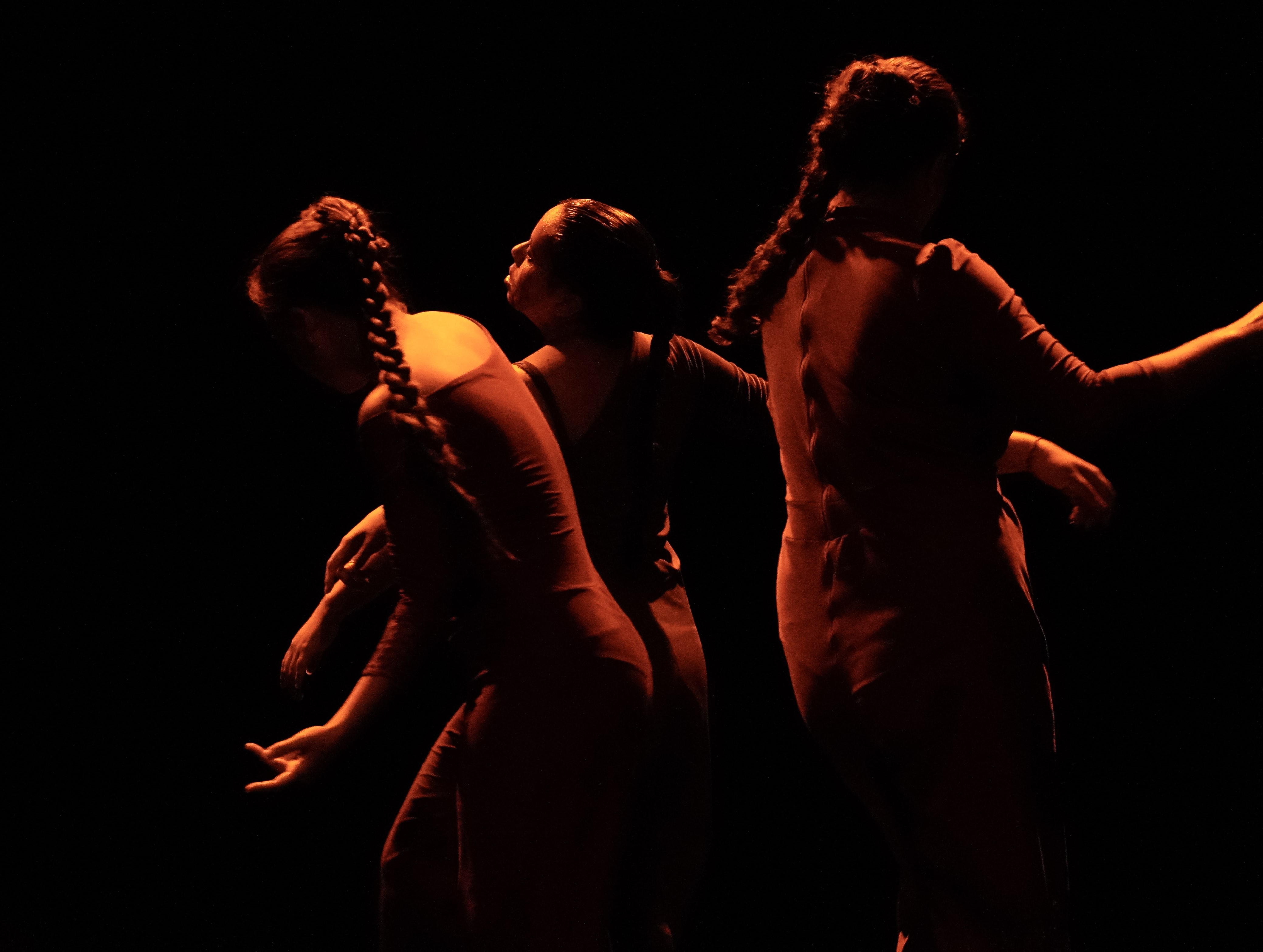 A oficina integra as ações do Projeto Terror em Cena, em parceria com a Entrelinhas Produções Culturais, e é inspirada no espetáculo “Linhas de Fuga”