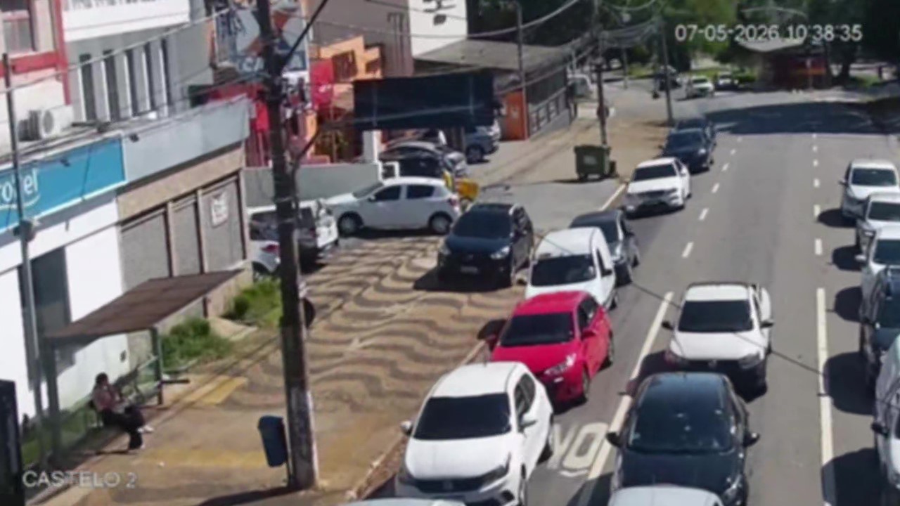 Estacionamento sobre a calçada:  do total de 53 infrações computadas no período, 81% são referentes a este comportamento inadequado