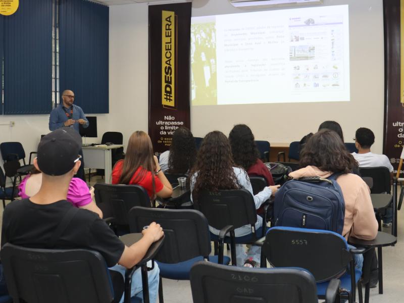Alunos acompanharam apresentação sobre a organização e as atividades da Emdec 