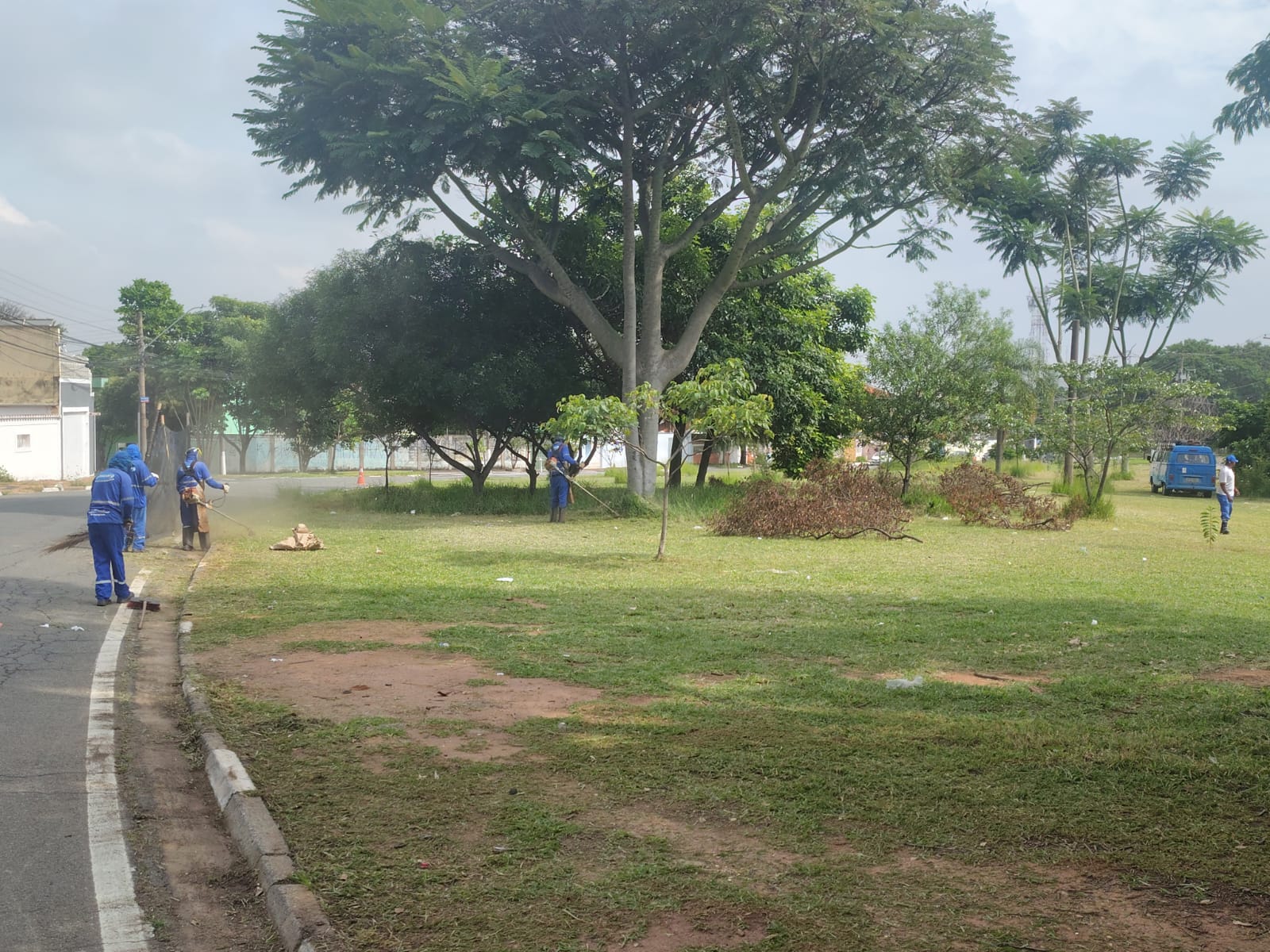 No Jardim Eulina, equipes também realizam ações de zeladoria