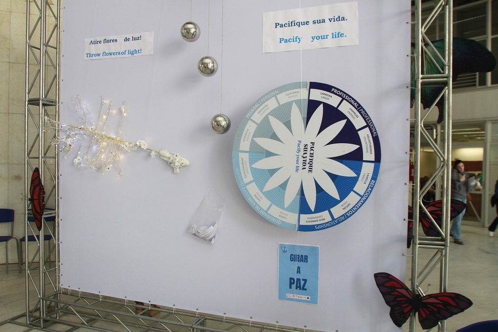 A mostra é dividida em dois ambientes complementares: um espaço contemplativo e uma área interativa 