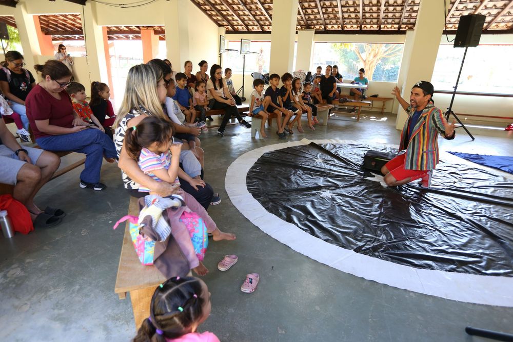 Programação reúne contação de histórias e apresentações teatrais