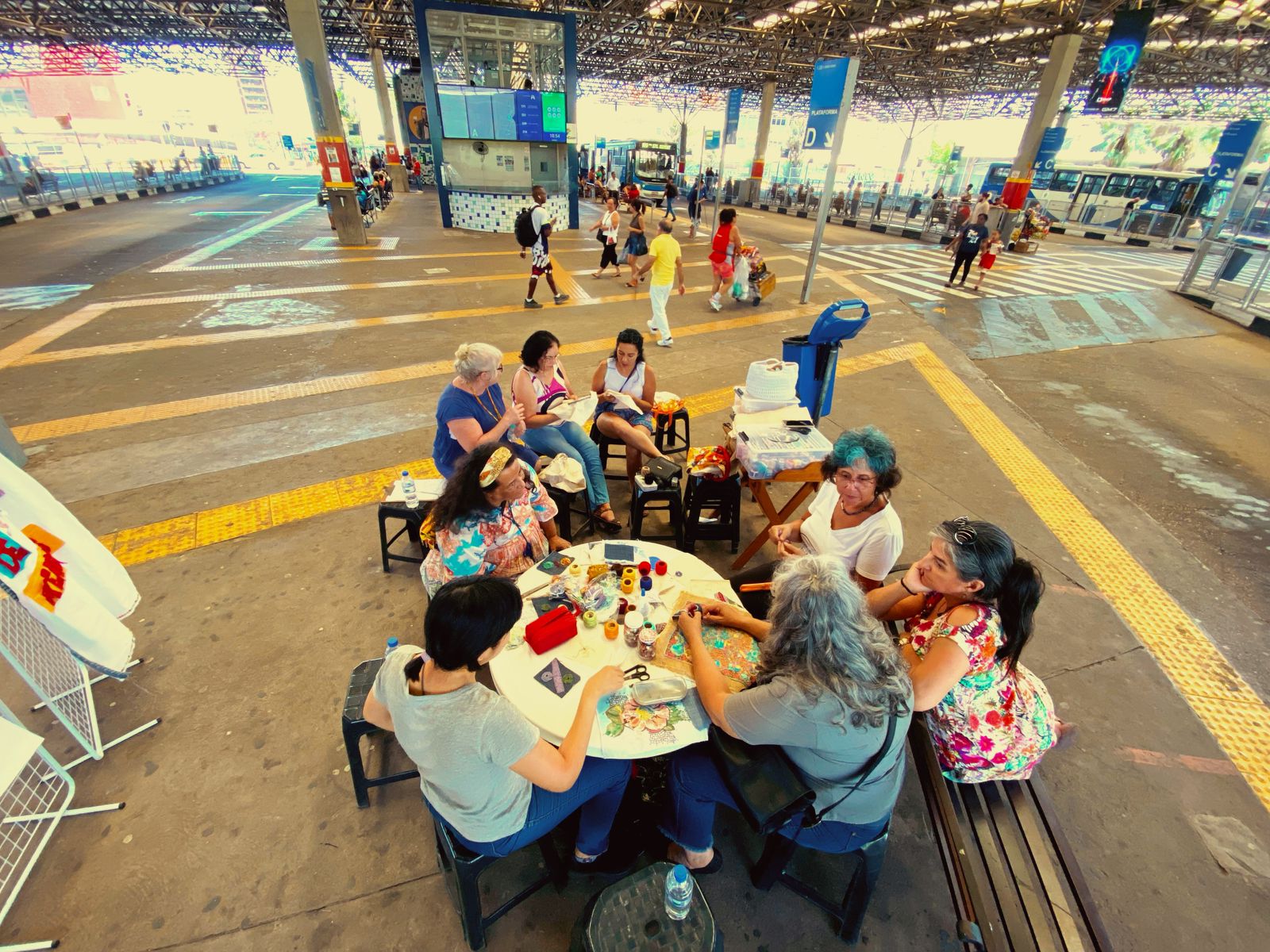 A exposição itinerante funciona como um convite ao encontro — entre mulheres, territórios e vivências diversas — fortalecendo vínculos e estimulando a expressão artística por meio das linhas e tecidos