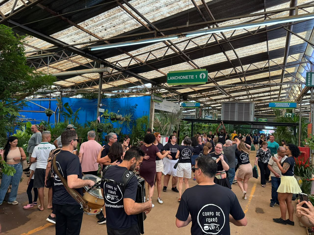 Ao som do forró, os corredores se transformaram em uma grande pista de dança, celebrando a cultura popular brasileira