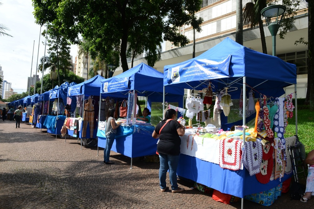 Feira de economia solidária tem edição semanal no arruamento do paço municipal