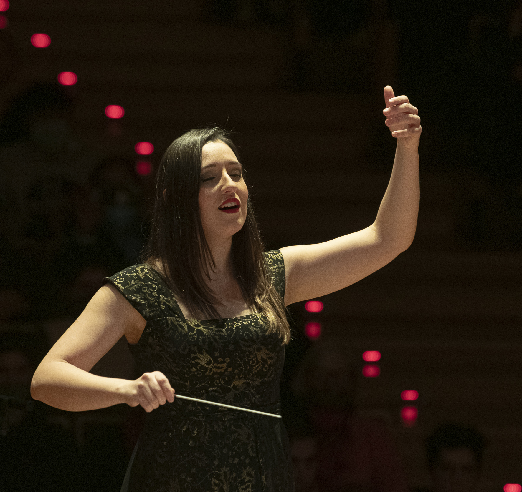 Natália Larangeira é regente de ópera, coro e orquestra, com atuação no Brasil e no exterior
