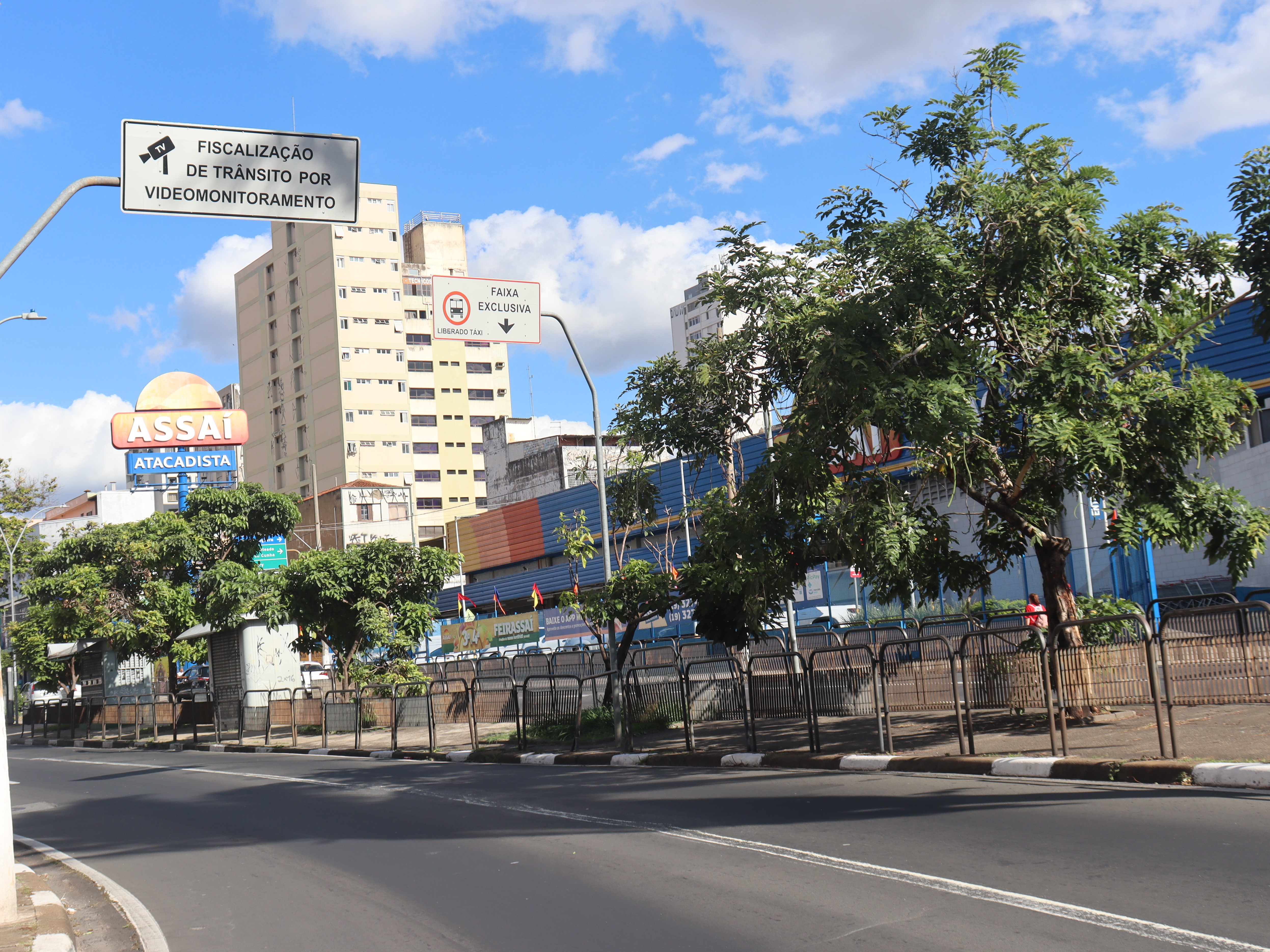 Emdec instalou placas sinalizando presença da câmera com a inscrição: “Fiscalização de trânsito por câmeras de monitoramento”