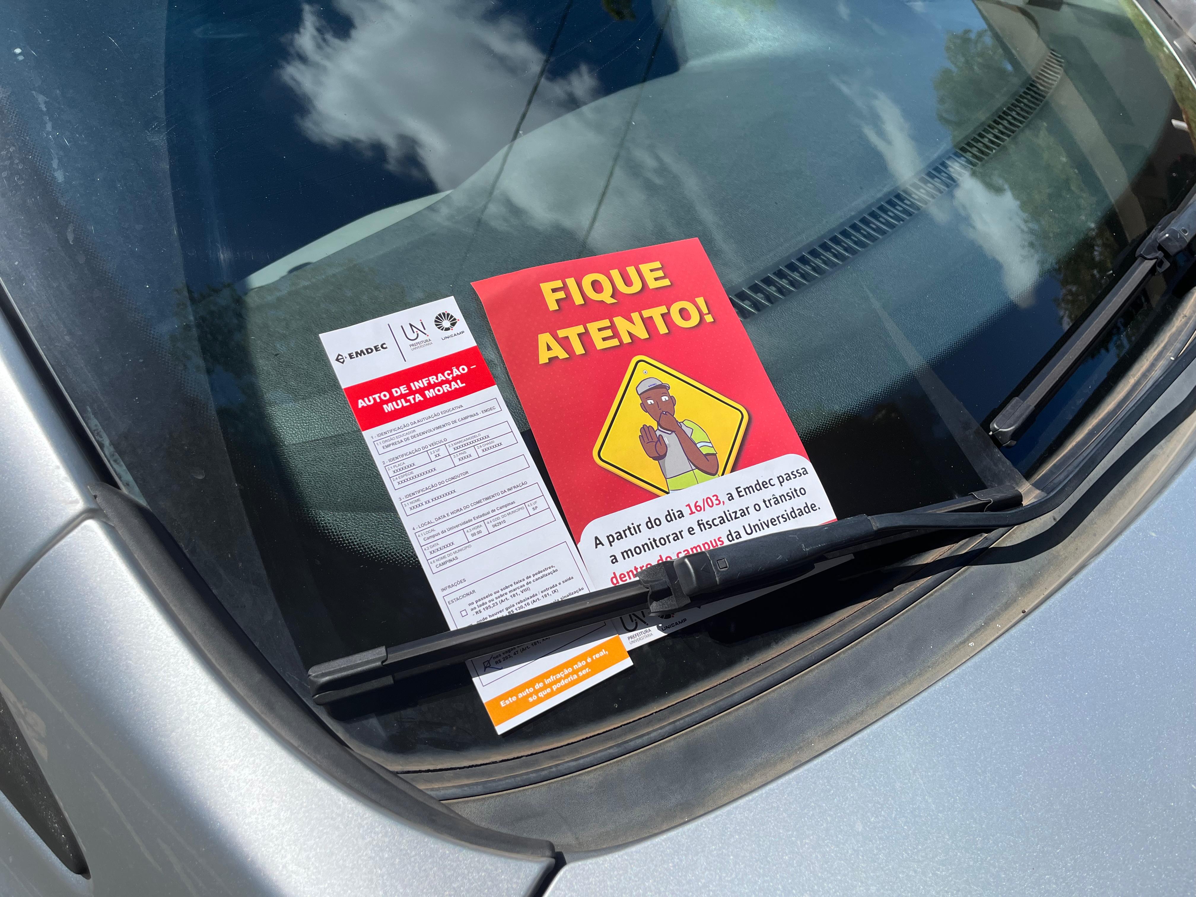 Multas ‘morais’ são fixadas nos veículos estacionados irregularmente