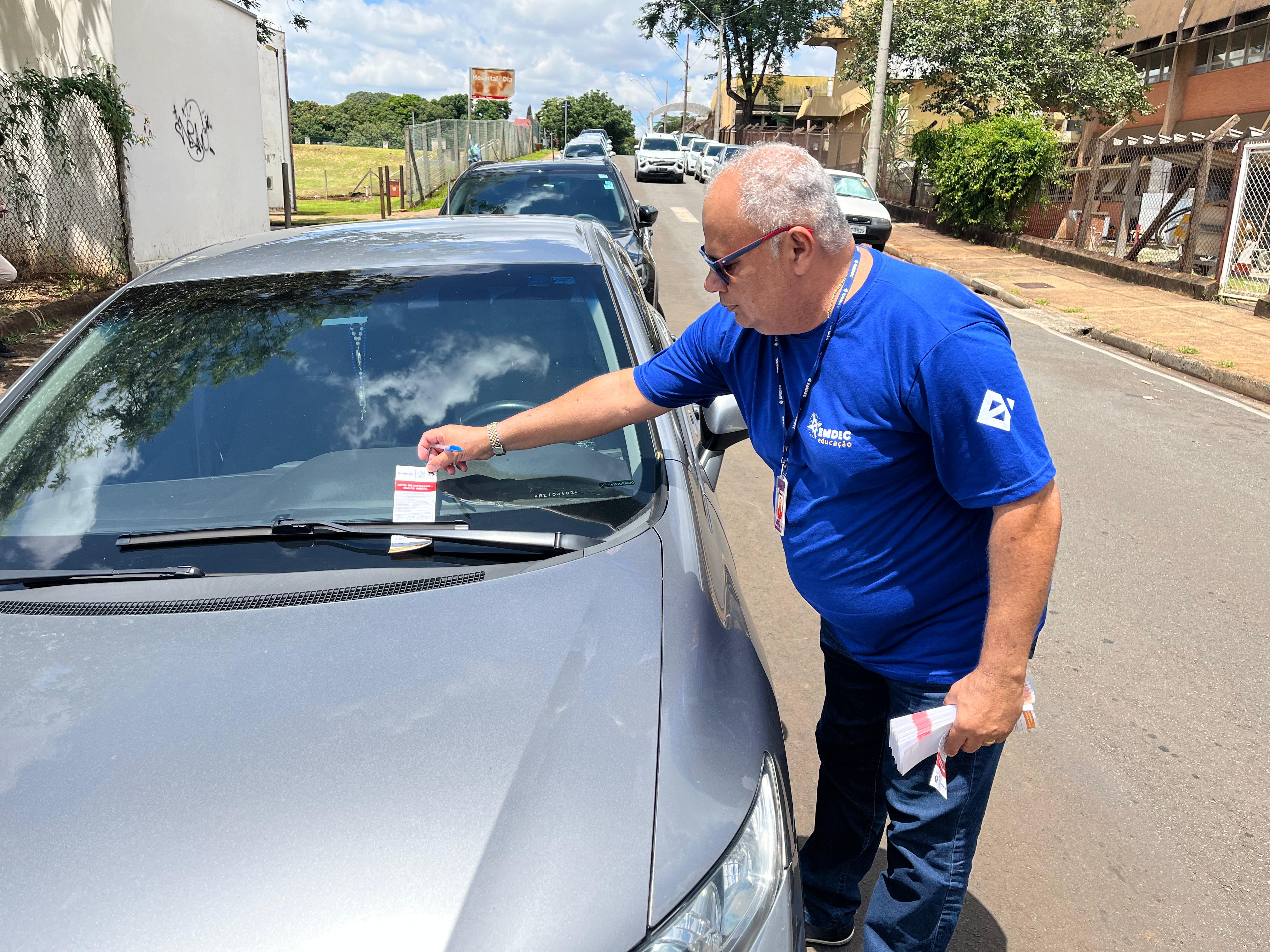 O aviso é fixado nos veículos estacionados de forma irregular 