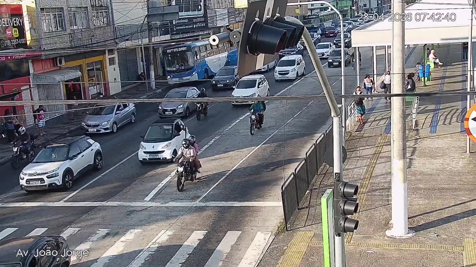 Flagrantes do período experimental mostram condutas de risco na avenida