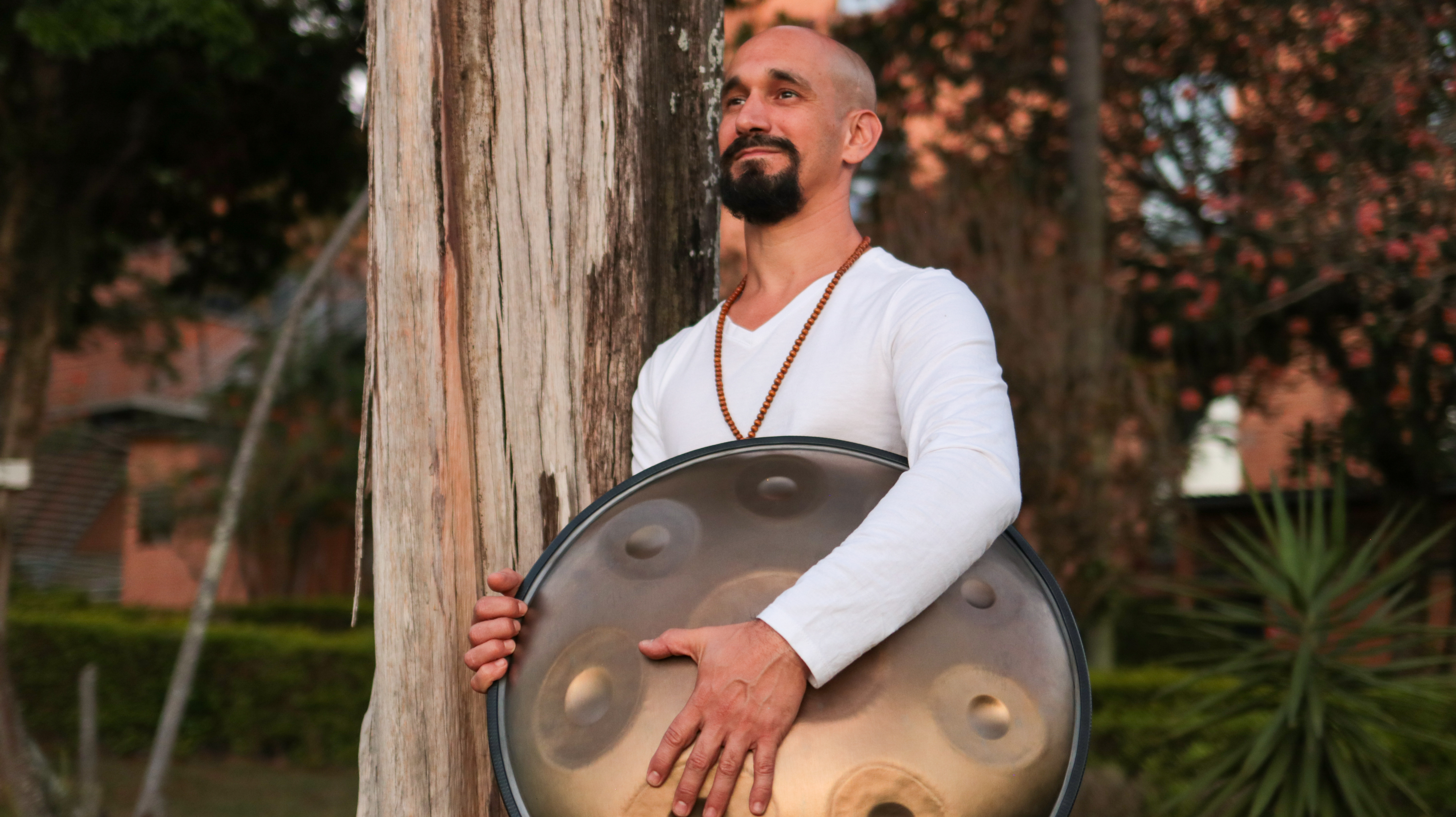 Alessandro Reiner e o handpan, instrumento de aço forjado que produz sons harmônicos e singulares