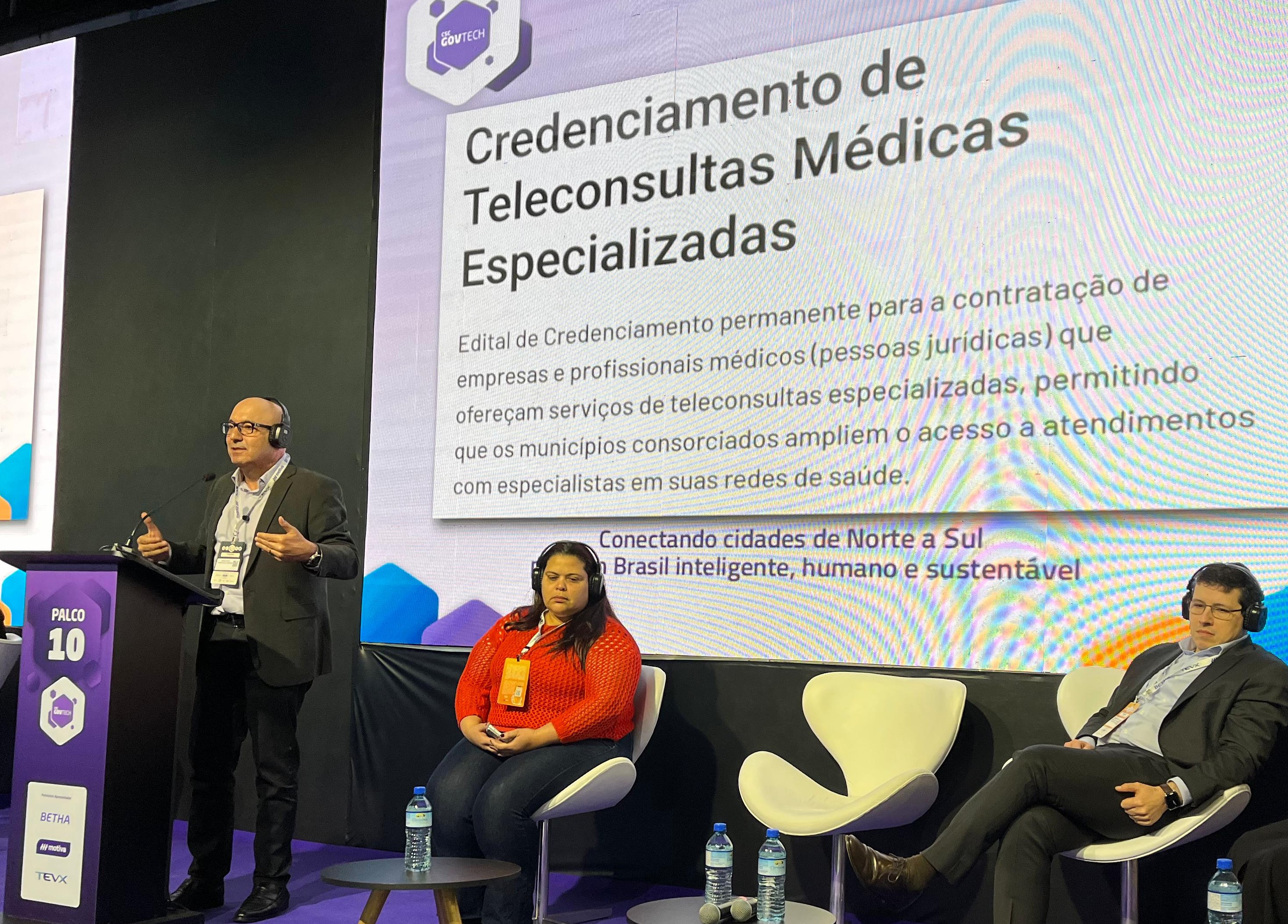 Camila Monteiro, à direita, durante apresentação no 4º Geronto Meeting