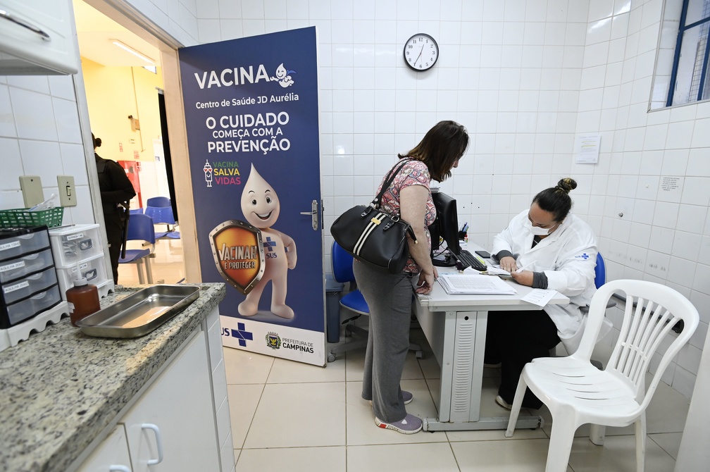 Paciente recebe vacina no CS Aurélia, em Campinas