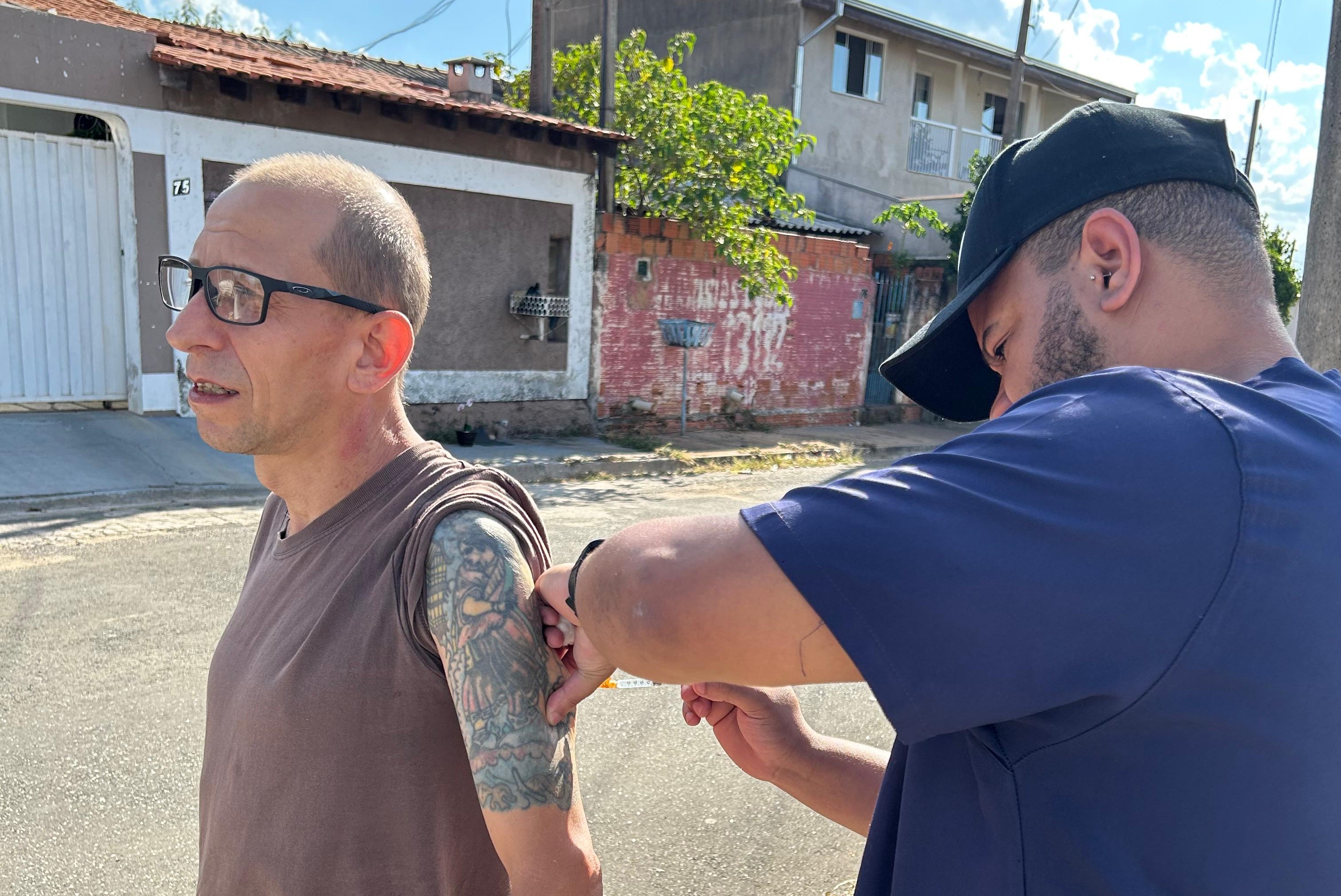 Morador recebe vacina na área de abrangência do Centro de Saúde São Cristóvão 