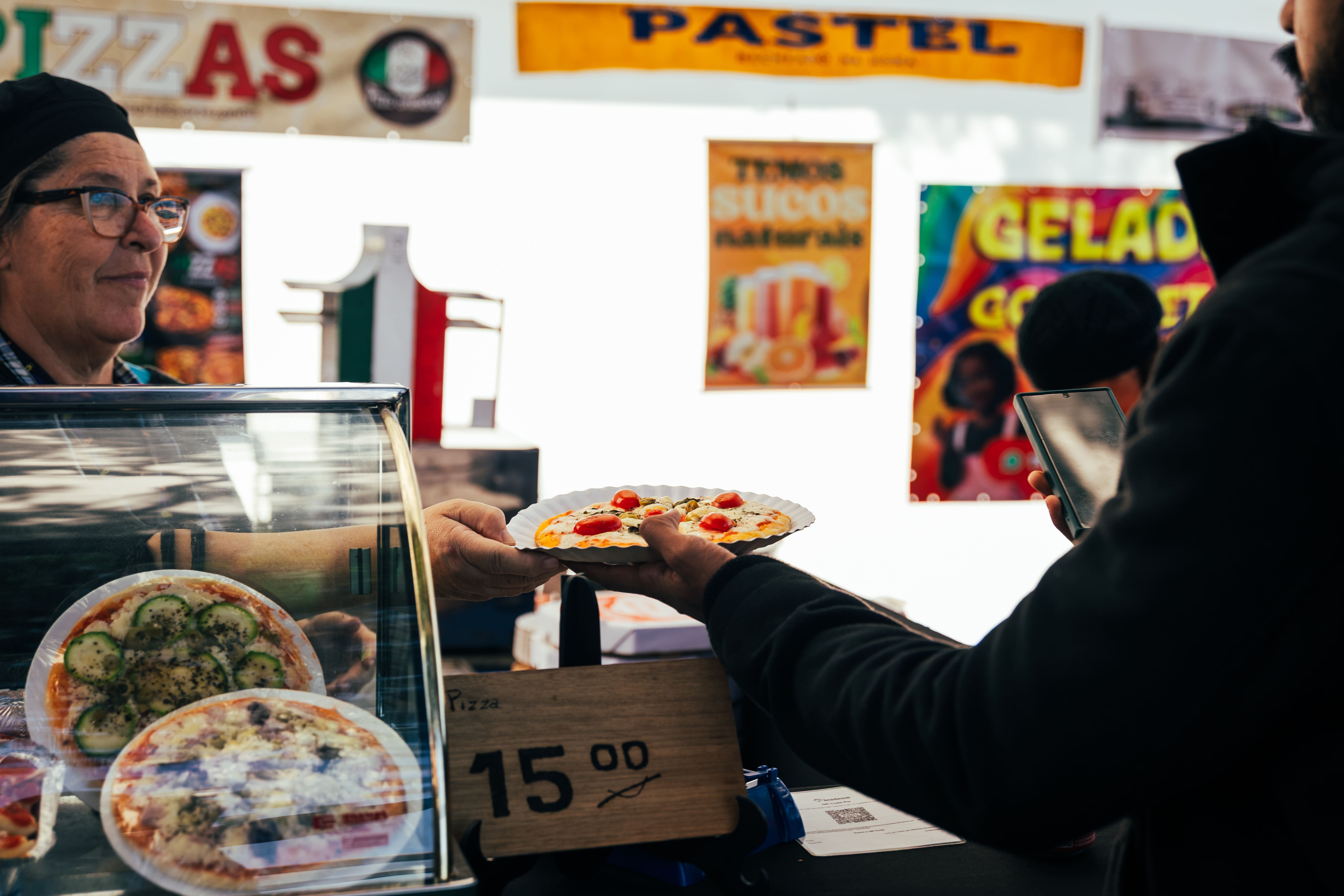 São várias opções gastronômicas, de lanches a comidas típicas, para agradar o paladar e saciar a fome