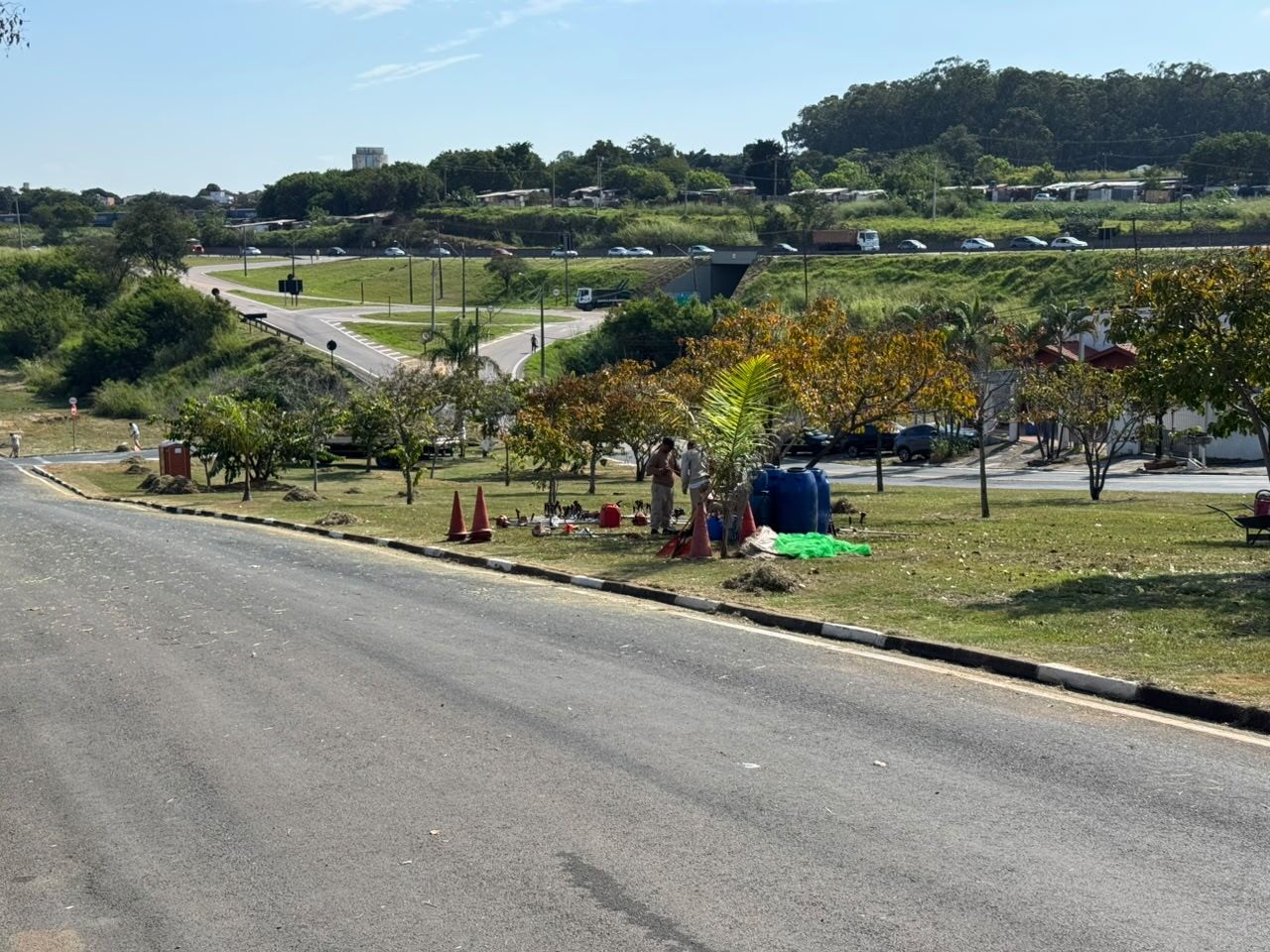 Limpeza na região do Parque Santa Bárbara integra série de atividades de manutenção realizadas pela Secretaria de Serviços Públicos