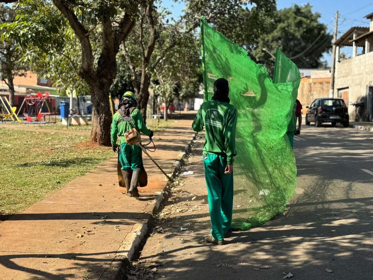 Roçagem e limpeza na praça Manuel Vieira Neto, no bairro Sete de Setembro