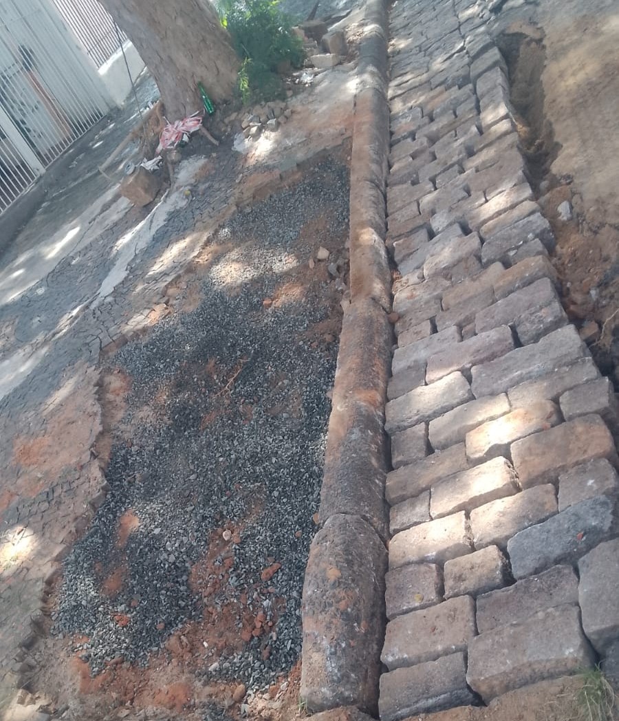 Trabalho na rua Francisco de Assis Pupo, na Vila Industrial, corrigiu depressão no pavimento de paralelepípedo