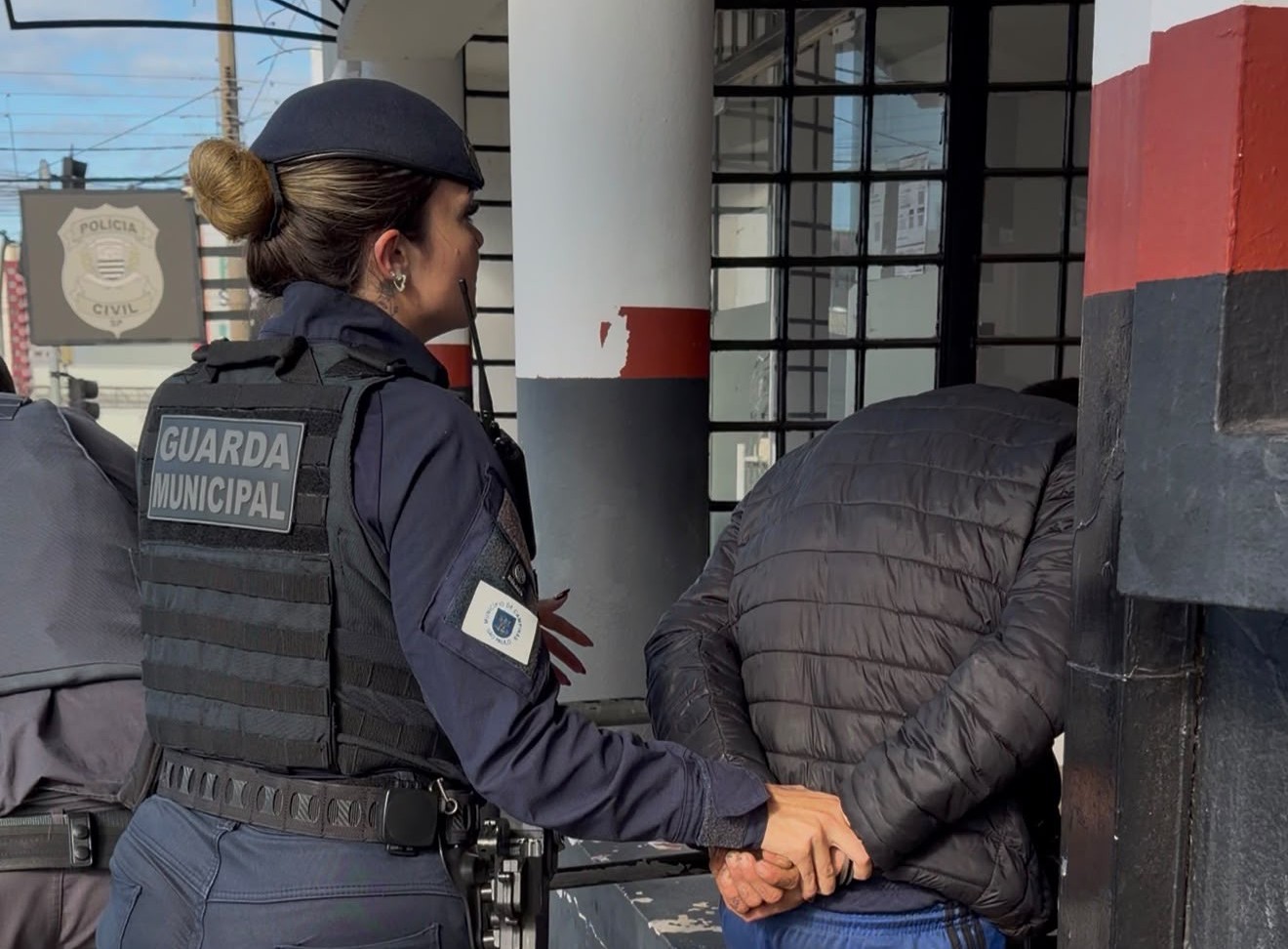Guarda Municipal de Campinas capturou um homem, de 32 anos, no Centro da cidade, que tinha um mandado de prisão; ação foi no final da tarde desta quarta-feira, 23
