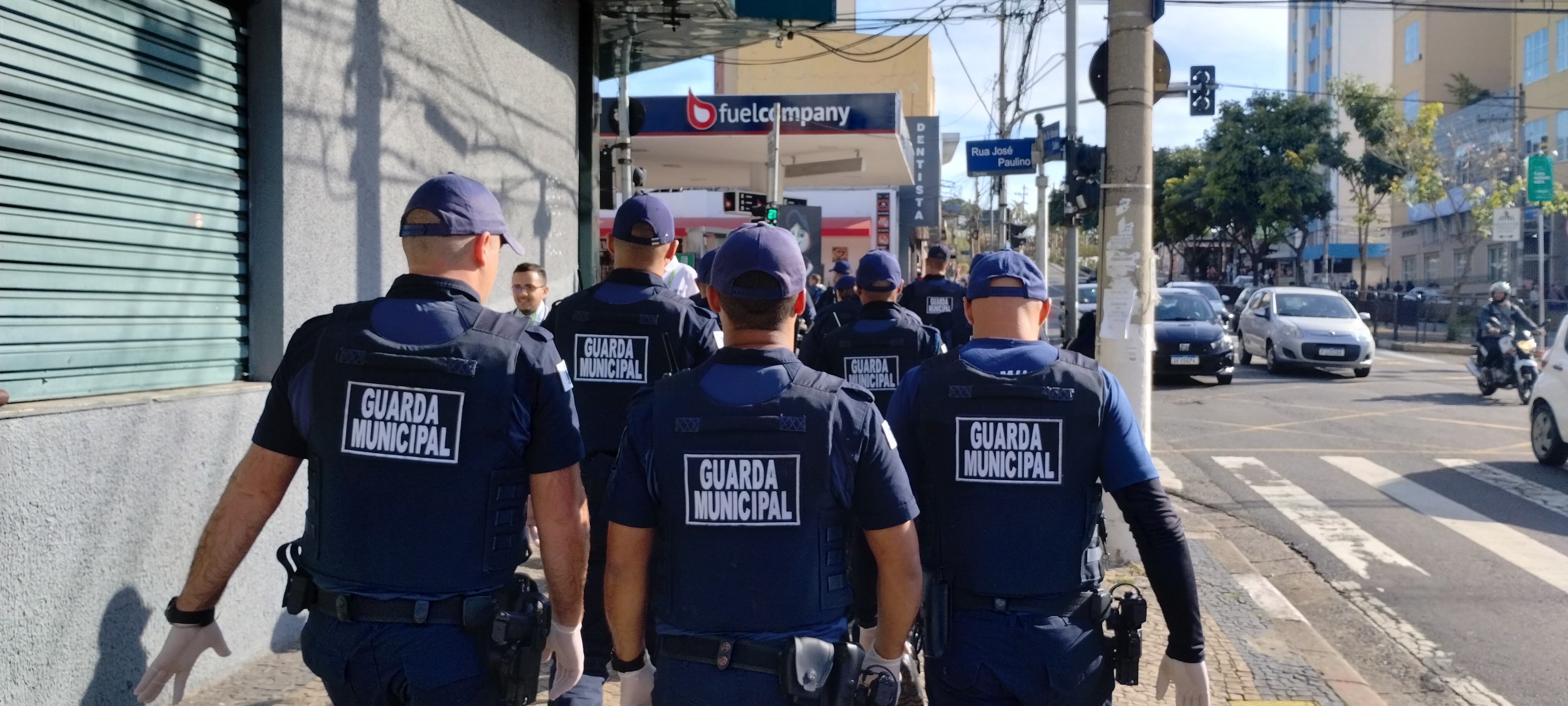 Patrulhamento a pé aproxima GMs de comerciantes e frequentadores da área central