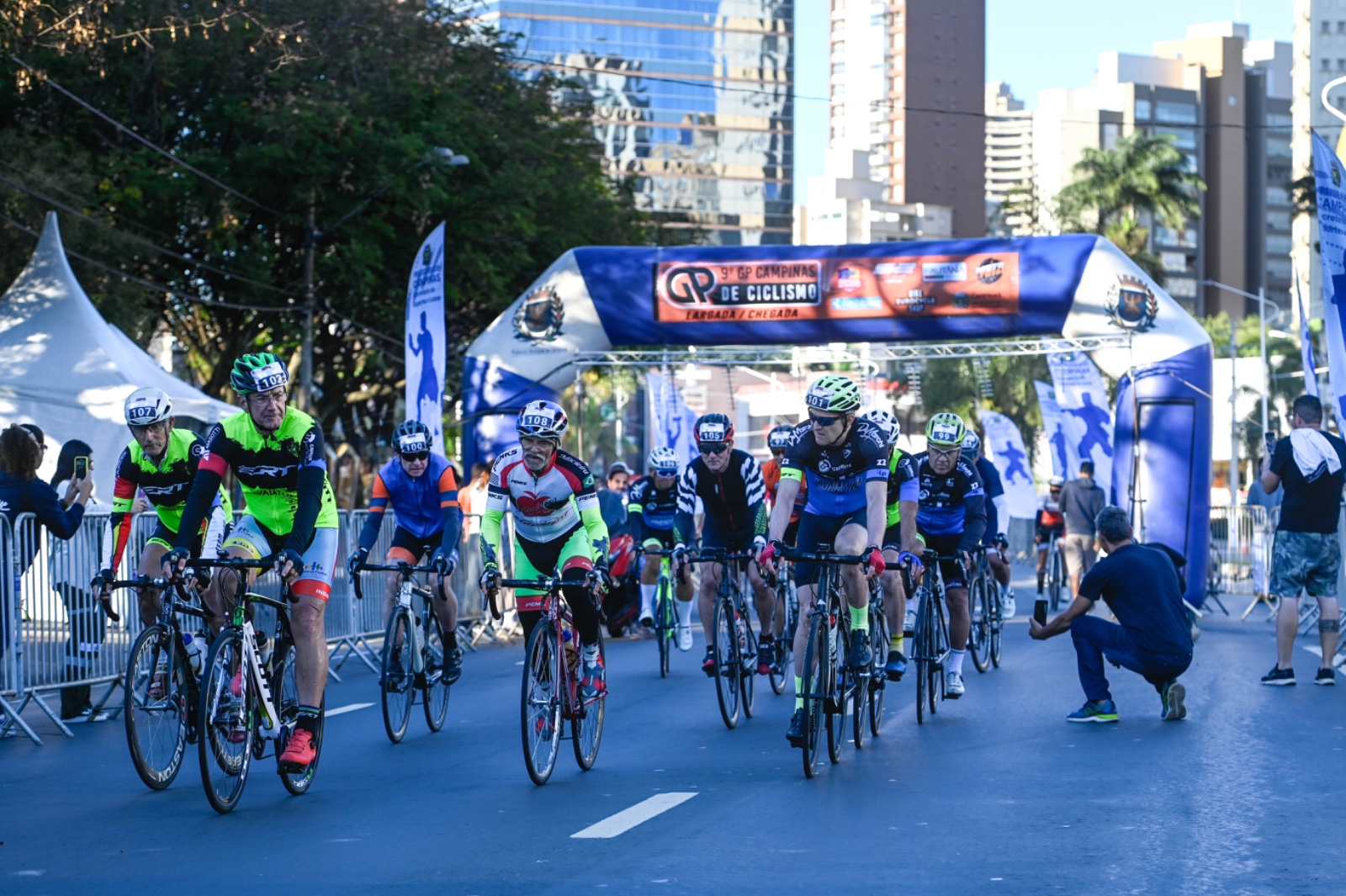 O GP de Ciclismo movimentou o domingo na avenida Norte-Sul