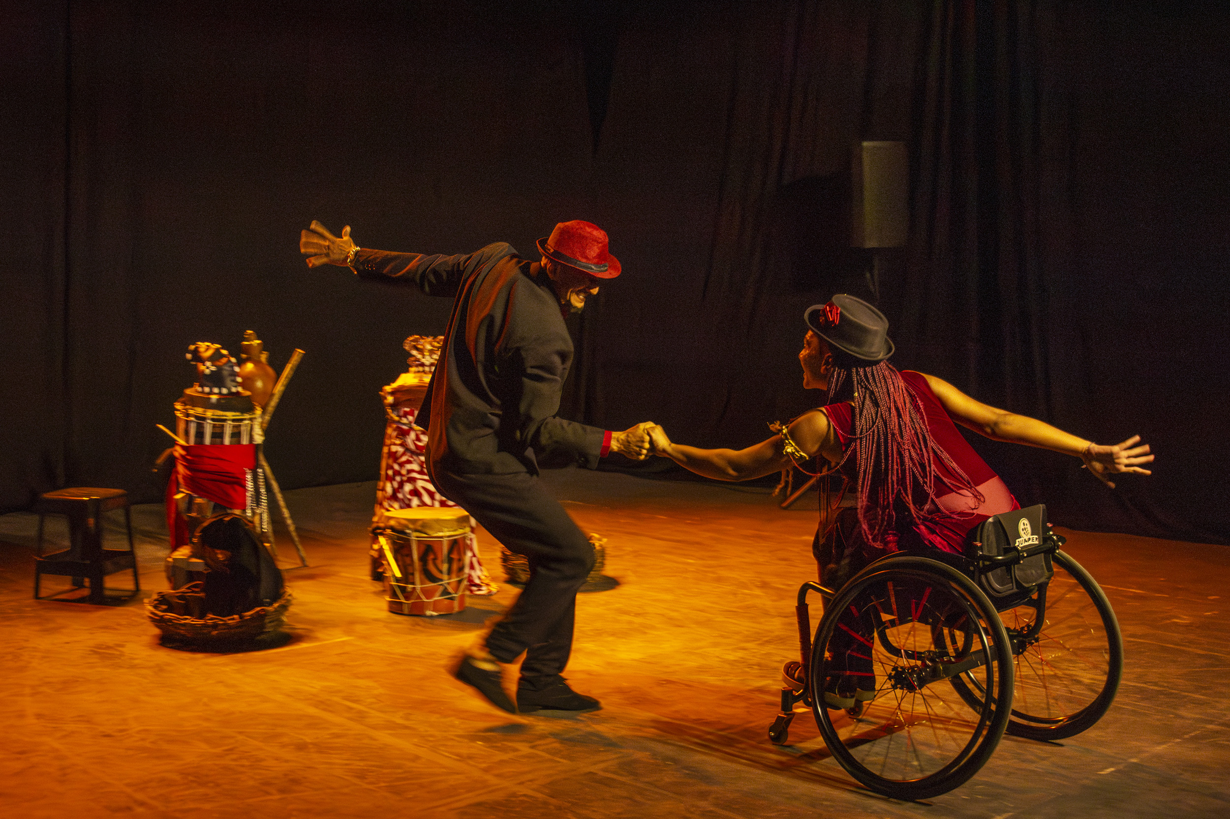 Integrantes da AYA Cia de Dança em cena no espetáculo "Espiralar", que será apresentado gratuitamente no Teatro Castro Mendes