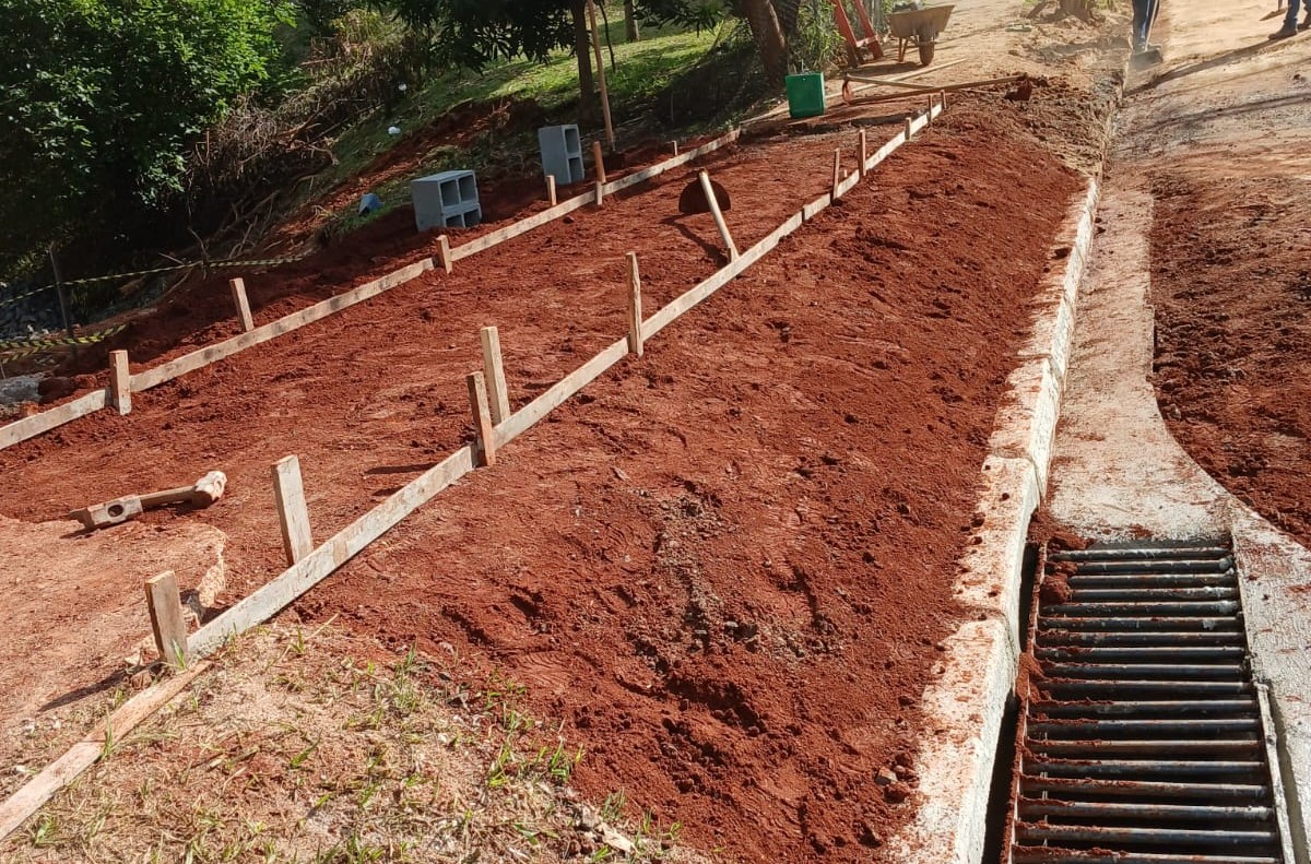 Equipe também está refazendo a calçada de uma área de praça na mesma rua