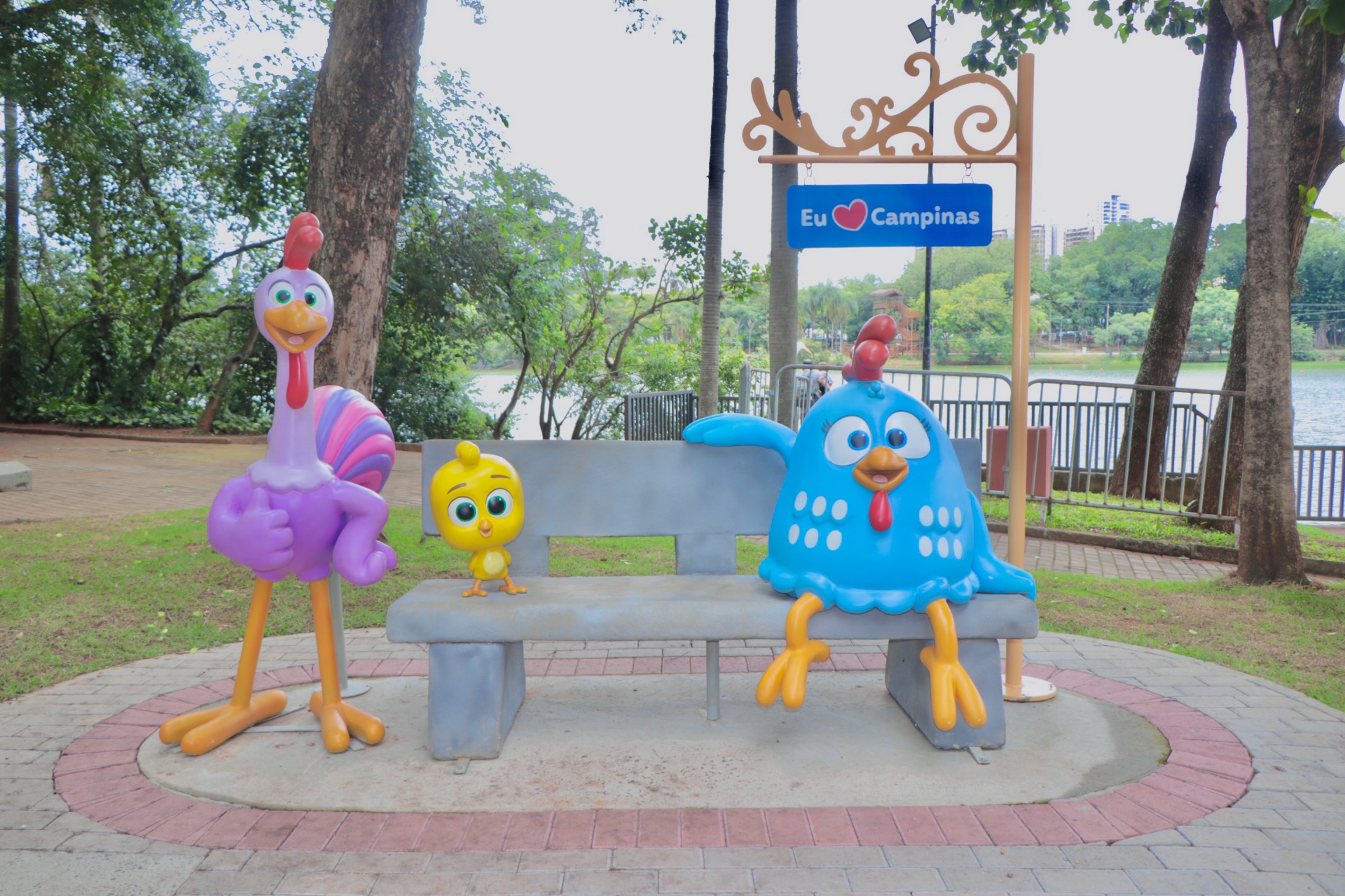 A cidade recebeu dos criadores a estátua oficial da Galinha Pintadinha, instalada no Parque Taquaral em homenagem às origens da personagem
