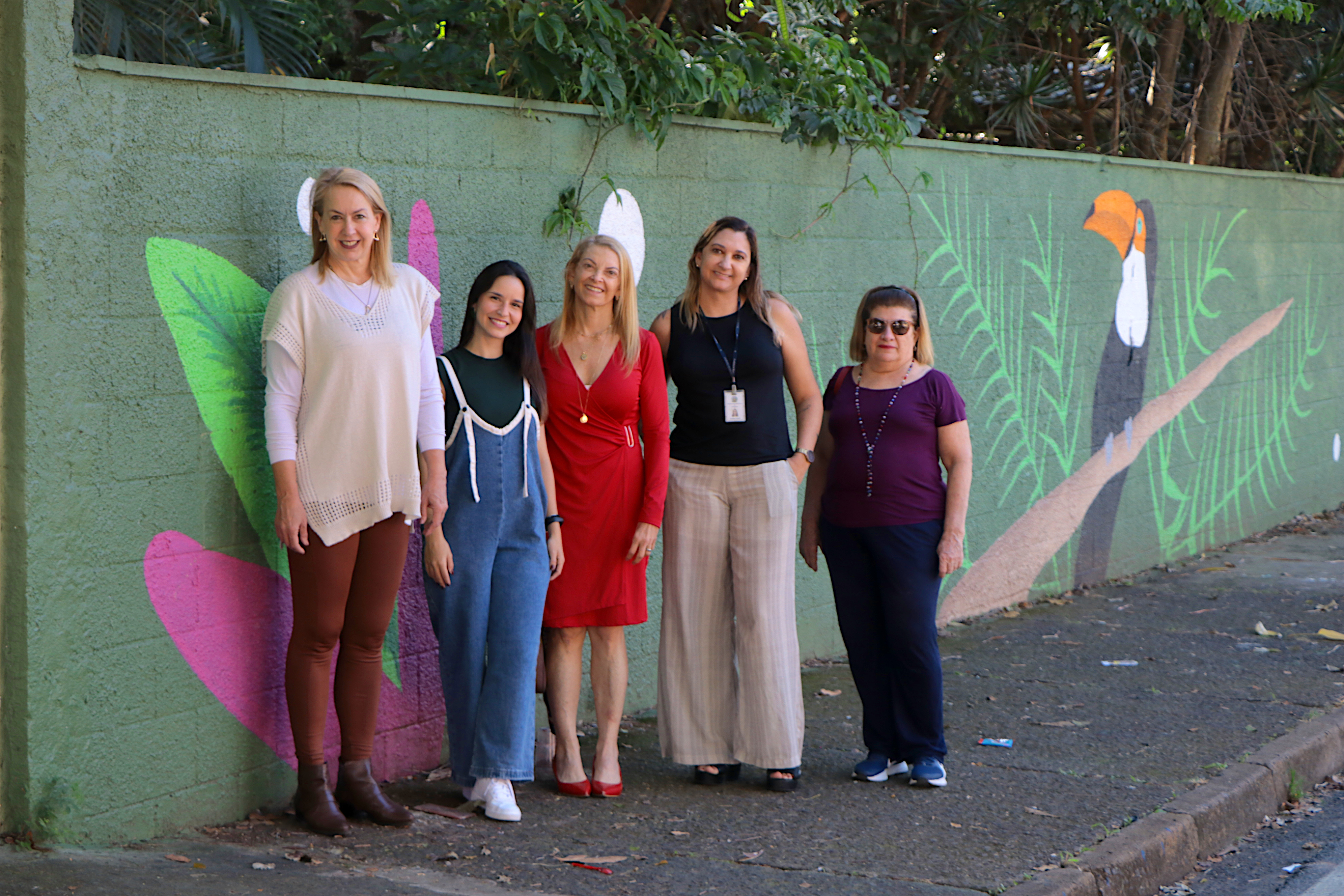 Secretárias e artista entregaram o mural para os alunos